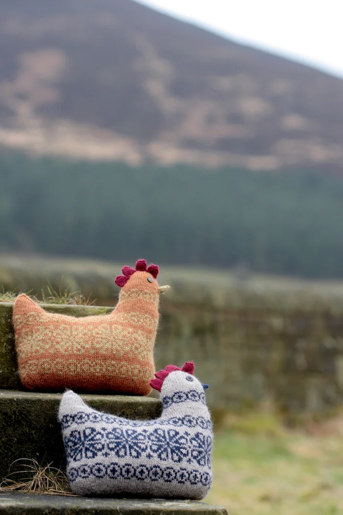 Fancy Hens by Ella Austin Yarn: Baa Ram Ewe Dovestone DK (100% Wool) 230m per 100g hank Kit includes: - Pattern leaflet - Mini hanks of Dovestone DK in colours Endeavour and Bantam plus a full hank of Yorkstone - Toy stuffing - Tapestry needle for sewing up - 2 buttons for eyes You will also need: - 3mm DPNs and 2.5mm DPNs