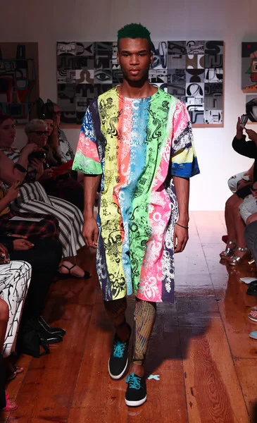 Patricia+Field+Art+Fashion+Gallery+Runway+h5zlfp4eVsOl.jpg