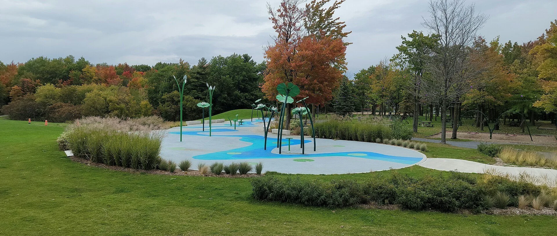 The water play area and autumn trees at Parc Les Salines in Saint-Hyacinthe, Quebec.