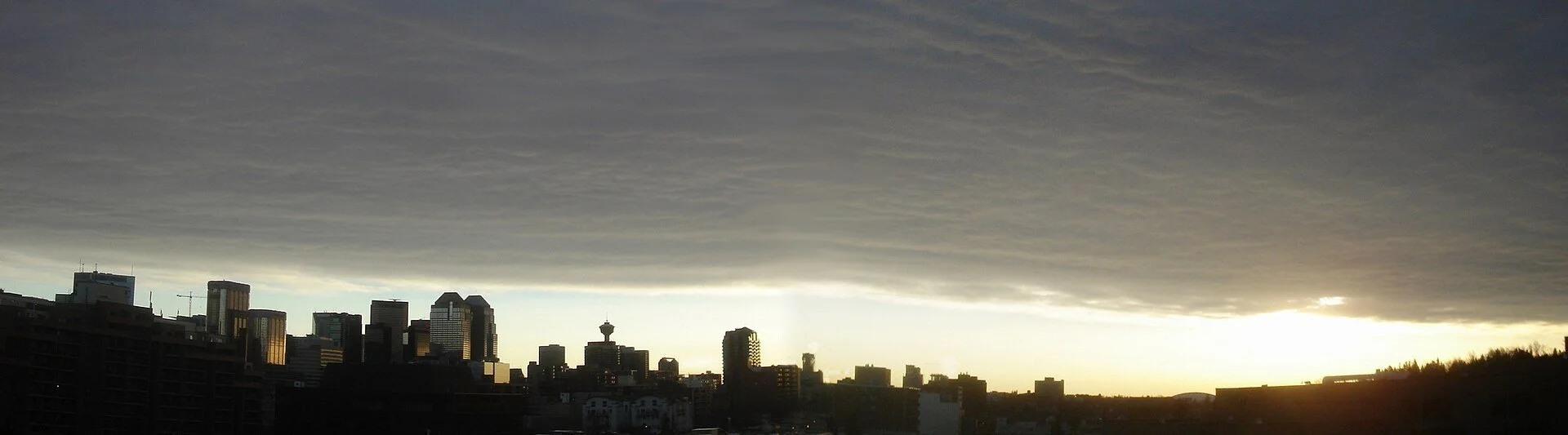A band of clear sky under a Chinook arch cloud over Calgary, just south of Airdrie, Alberta.