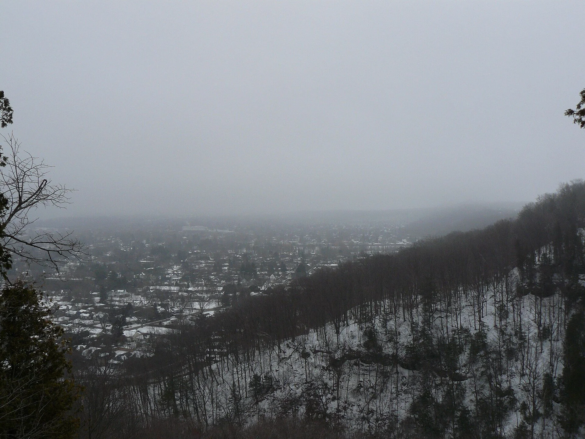 The town of Grimsby and Lake Ontario seen from the Niagara Escarpment.