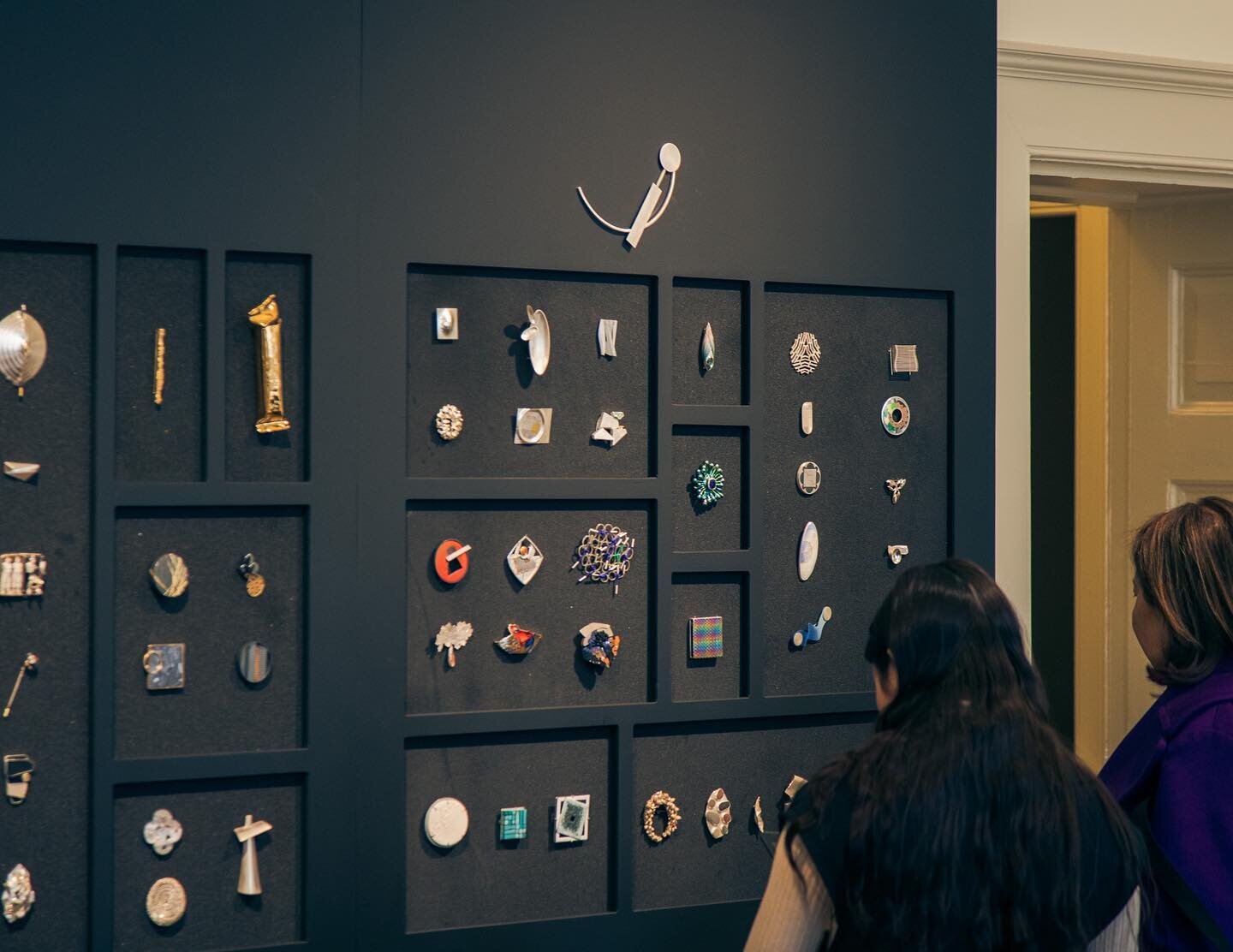 Collect 2024!
What an incredible week it has been given the opportunity to show my brooch @collectartfair alongside the work of many talented Goldsmiths&rsquo; Fair exhibitors, from collections of jewellery and sculpture to a wall of 100 brooches.
.
