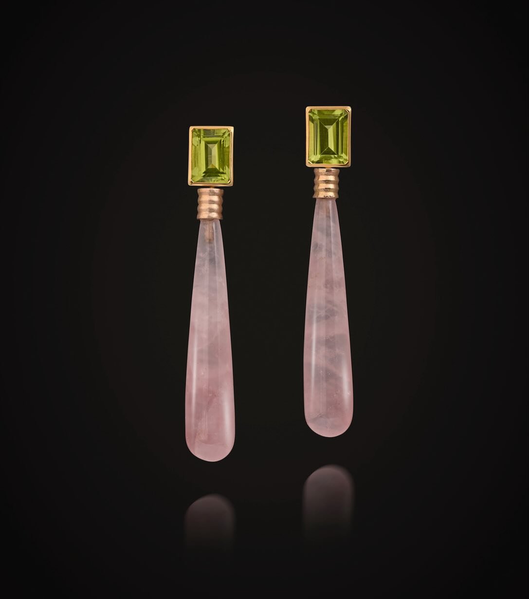 I love bringing colour through stones.
Bright green peridot meets soft warm rose quartz drops. Bring out the best of each other. 💕
.
.
#peridot #rosequartz #contemporaryearrings #modernluxury #minimalism #sculpturaljewelry #earrings #finejewellery #