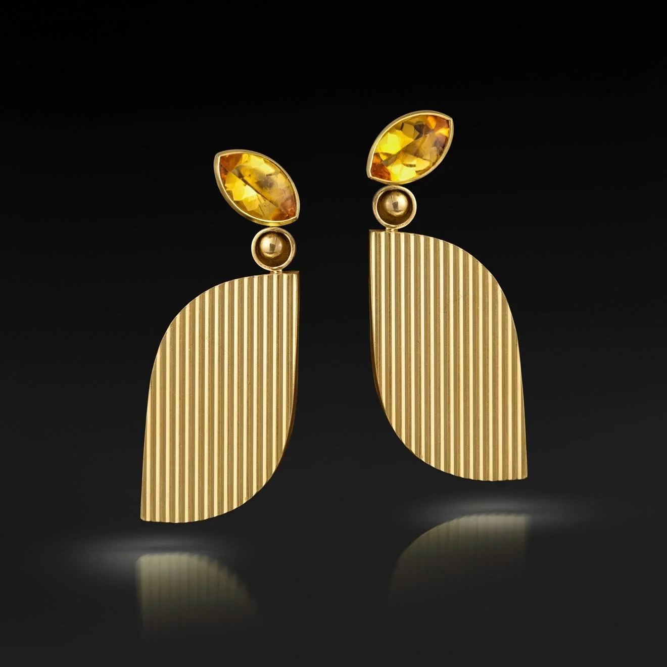 Covet Rotating Lapis Citrine Earring✨
These earrings have been receiving a lot of love this week. The signature corrugated grooves that define the Covet collection remain one of my long-standing favourites.

Come and see the piece at London Craft Wee