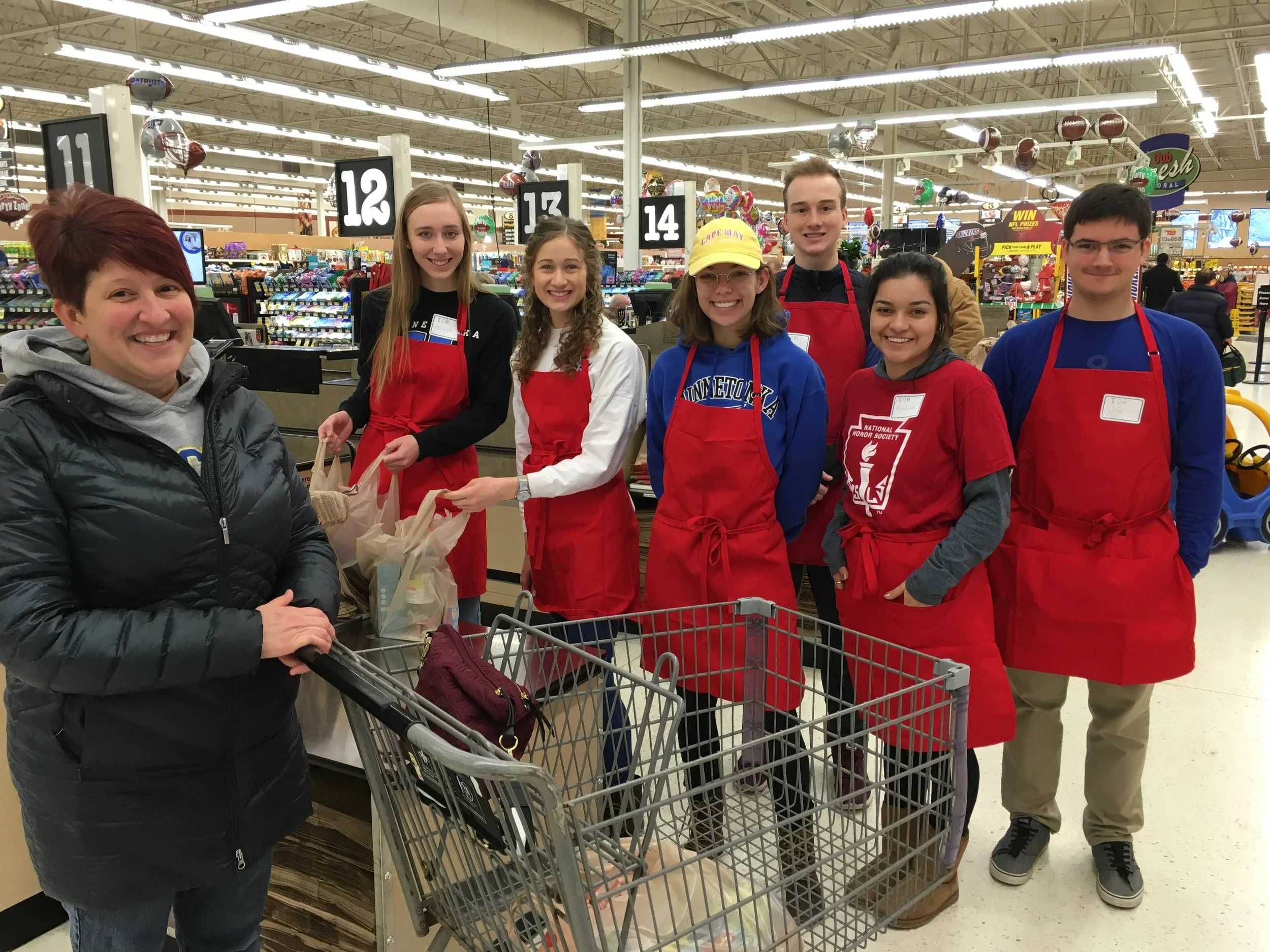 Minnetonka High School National Honor Society students volunteering in 2018 at Bagging for Tips!