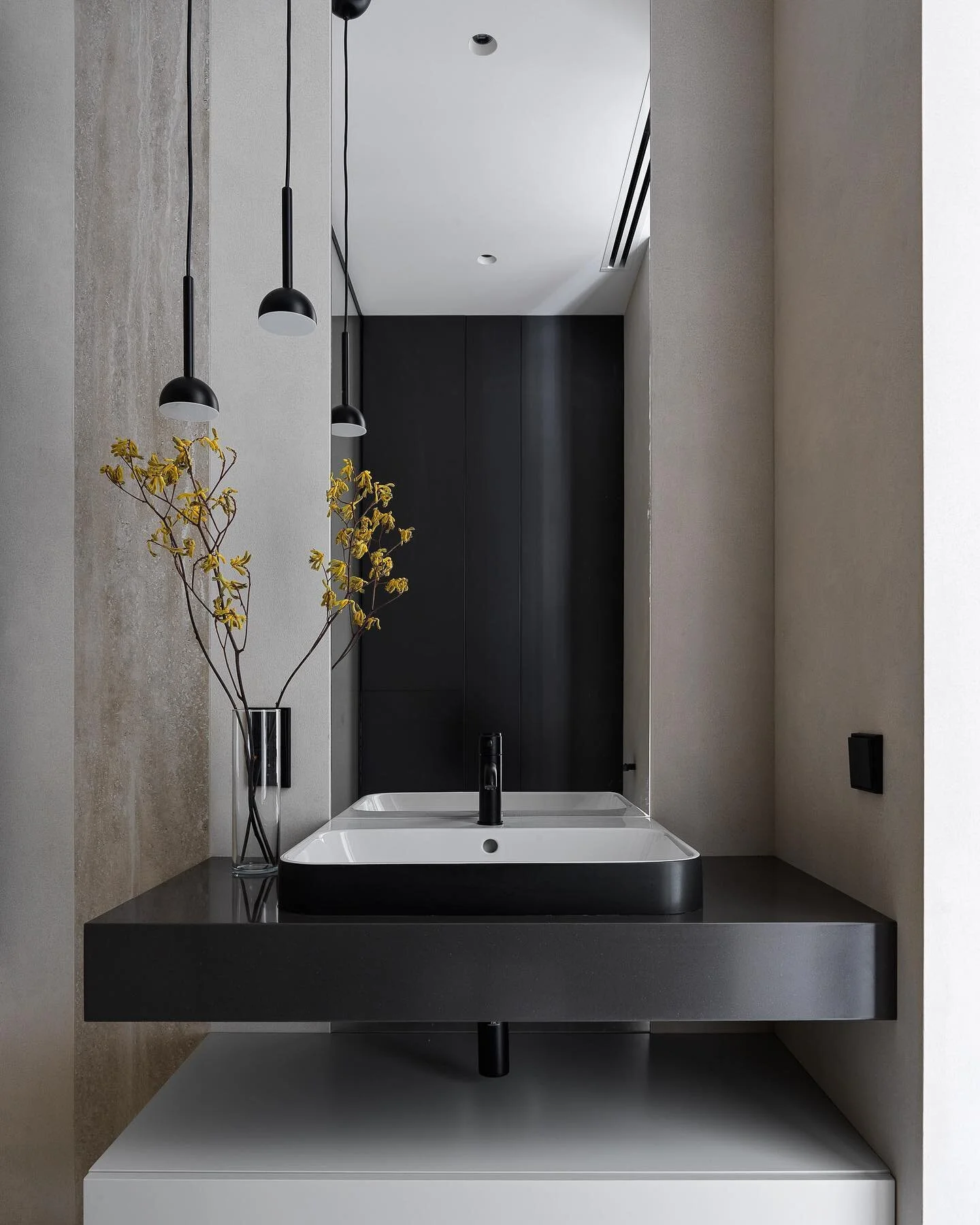 Минималистичный гостевой санузел в проекте #MDNфорум 🖤 Светлый нейтральный фон и графичные чёрные детали 😎 

Фото @skrasyuk 

#MDNреализация #интерьер #Екатеринбург