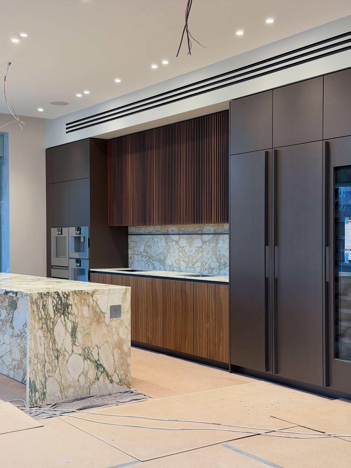 Последние новости с нашего объекта #MDNснегири - начали сборку мебели и первой появилась кухня💔 

Металлизированные фасады в сочетании с натуральным мрамором Breccia Capraia и деревянными реечными фасадами выглядят просто роскошно! 

#дизайн #дизайн