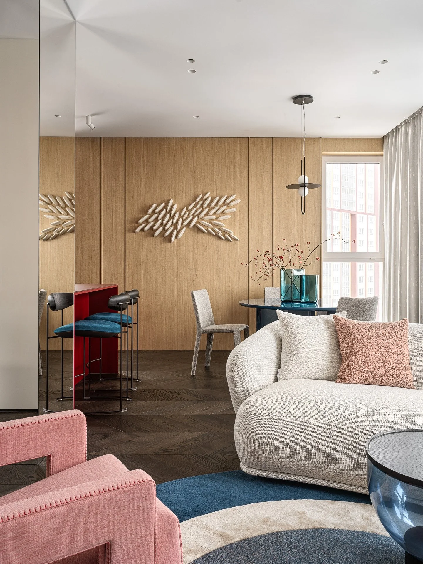 Еще несколько ракурсов пространства кухни-гостиной в проекте #MDNсобытие 

Мне нравится, что интерьер получился очень тактильным и построенным на контрастах - матовый теплый шпон сочетается с холодным гладким мрамором, сатиновая поверхность столешниц