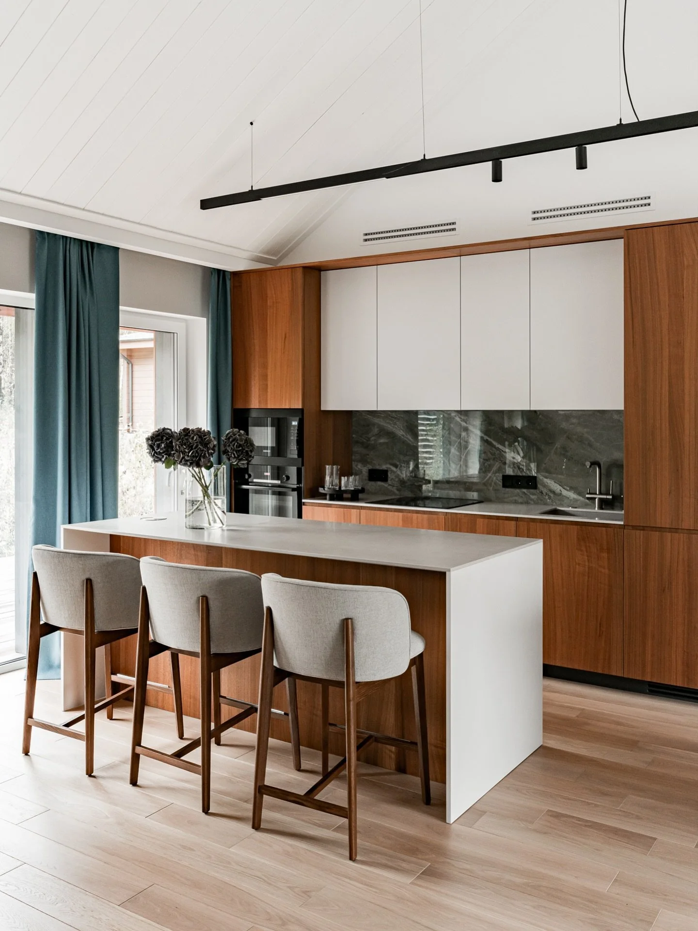 На канале @dsgninterior вышел новый обзор нашего реализованного проекта загородного дома в Заповеднике. 
Дом современный, стильный, с умеренными вкраплениями цвета. 

Посмотреть можно по ссылке в шапке профиля и в сторис. Приятного просмотра! 

Фото 