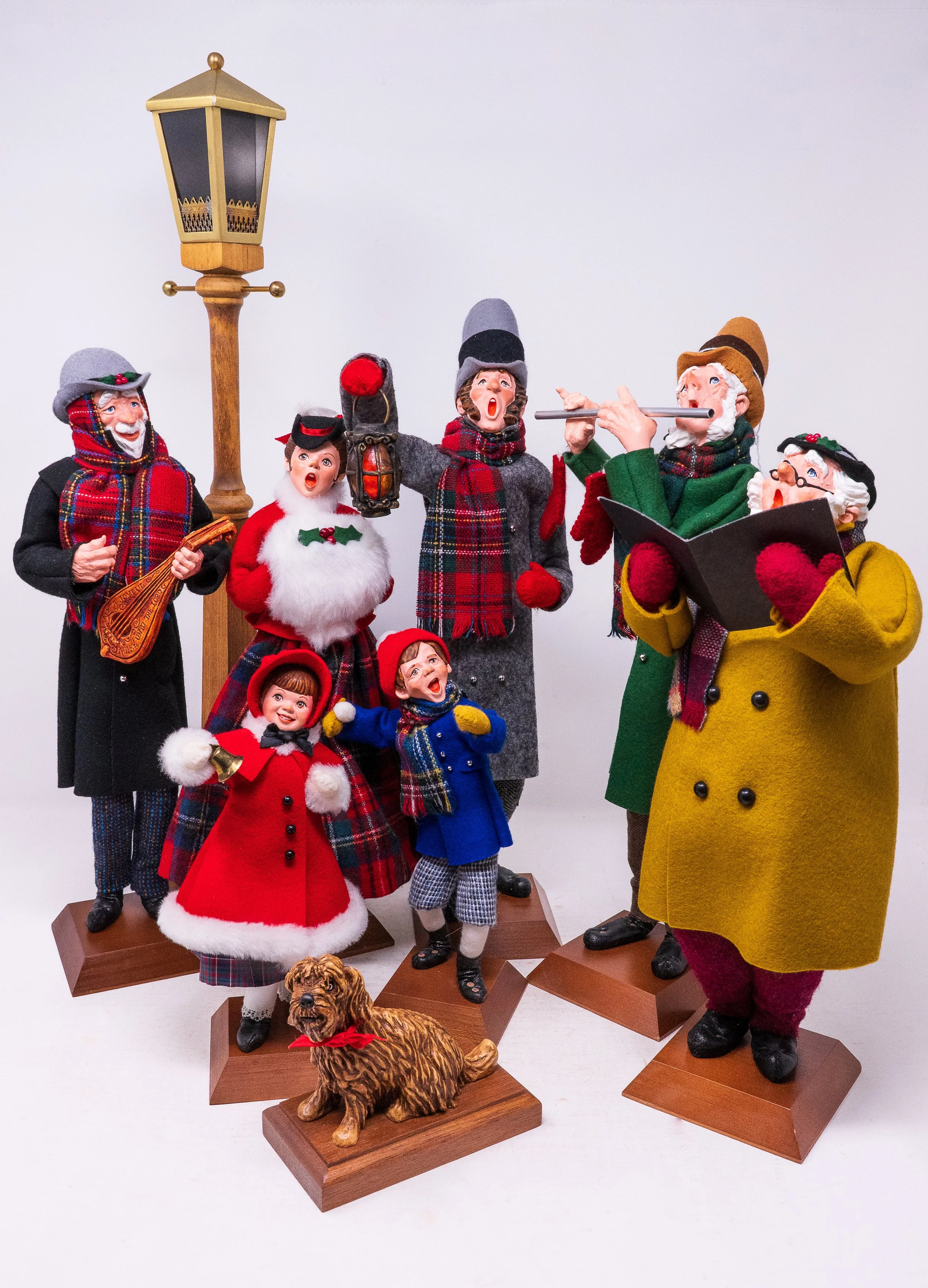 Complete Core 7 Set of Carollers, Dickens Dog and Lamp Post- Pristine Condition