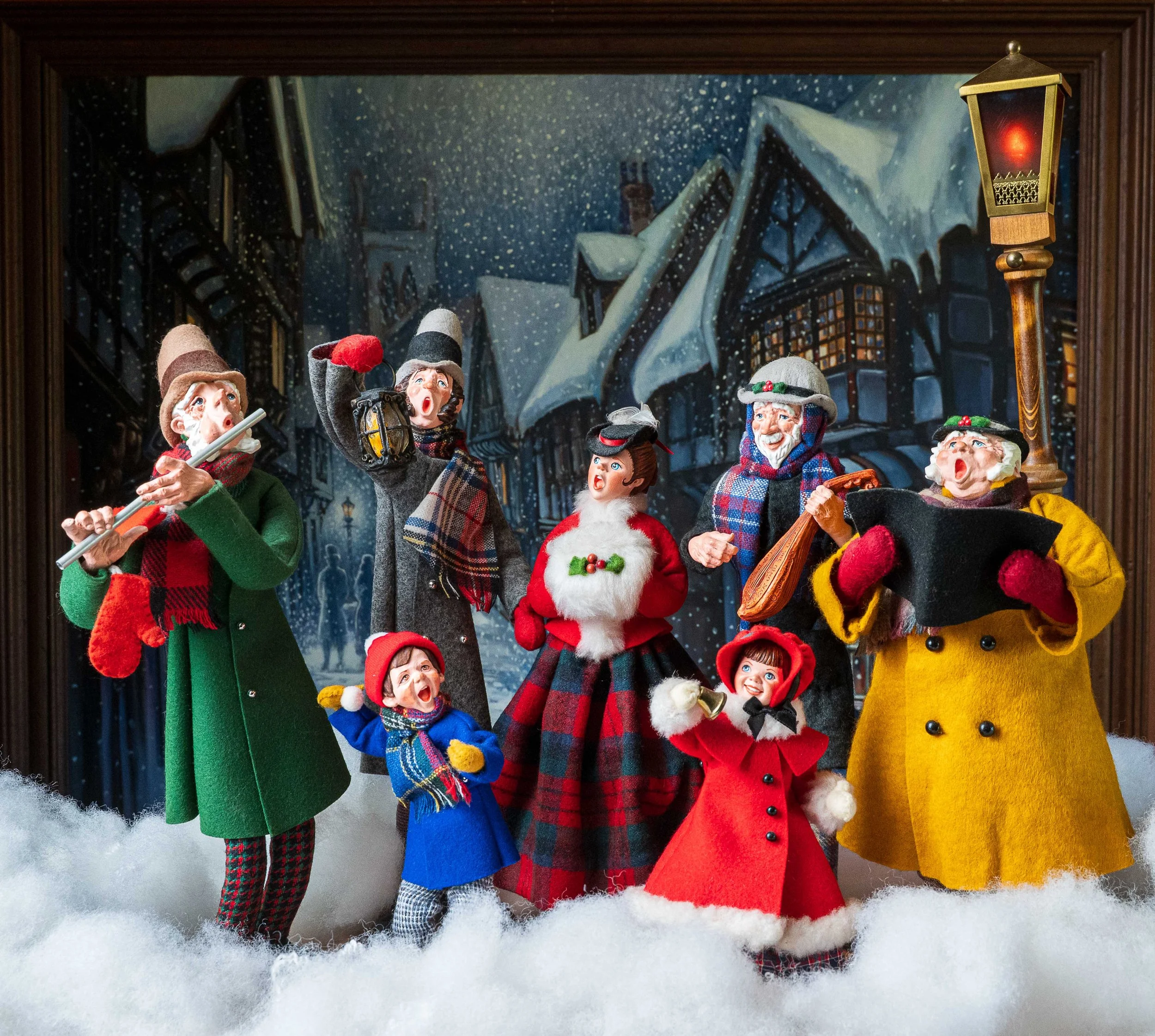 Complete Core 7 Set of Carollers, Dickens Dog and Lamp Post- Pristine Condition