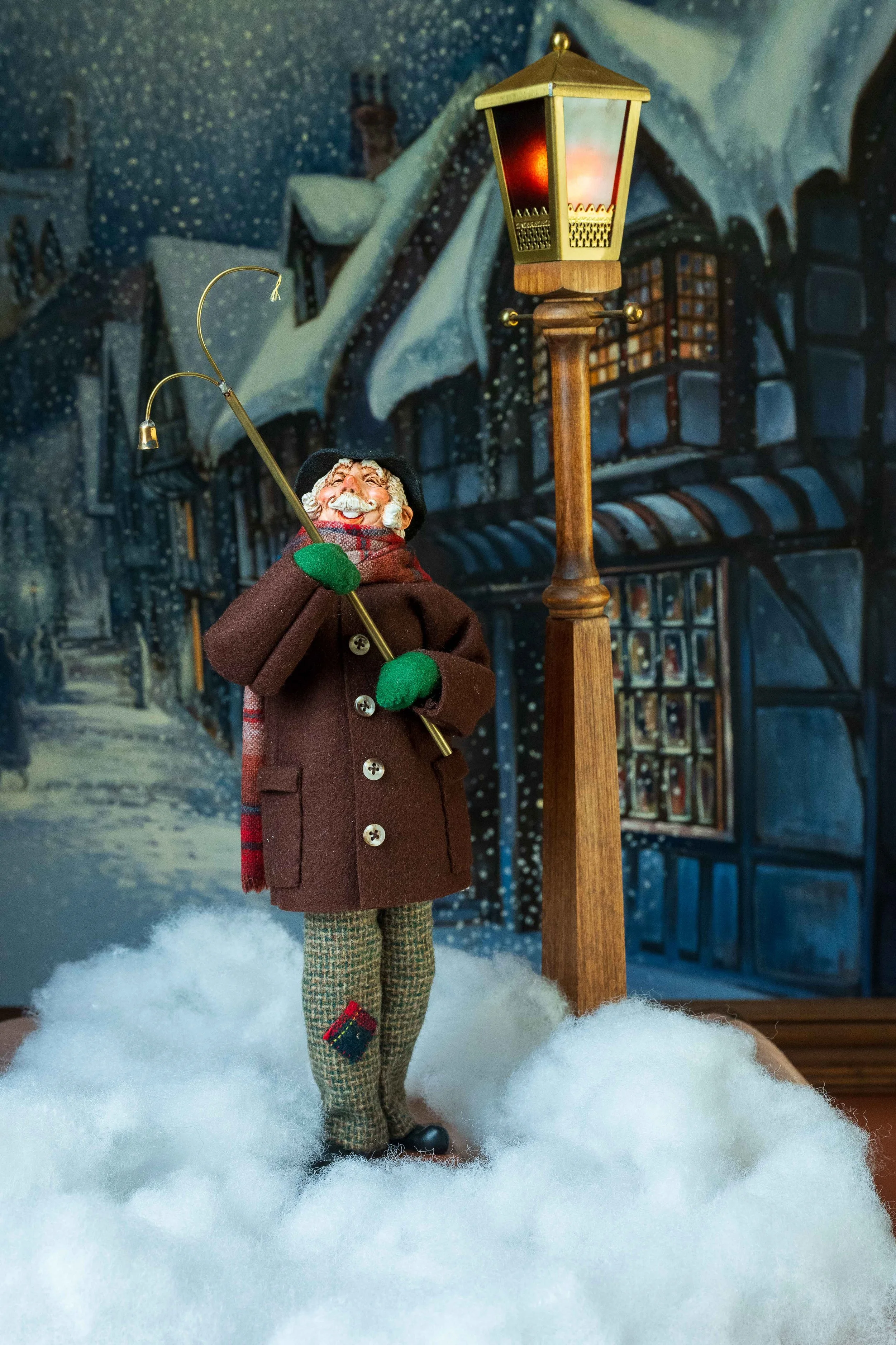 Lamplighter & Street Lamp - Carollers