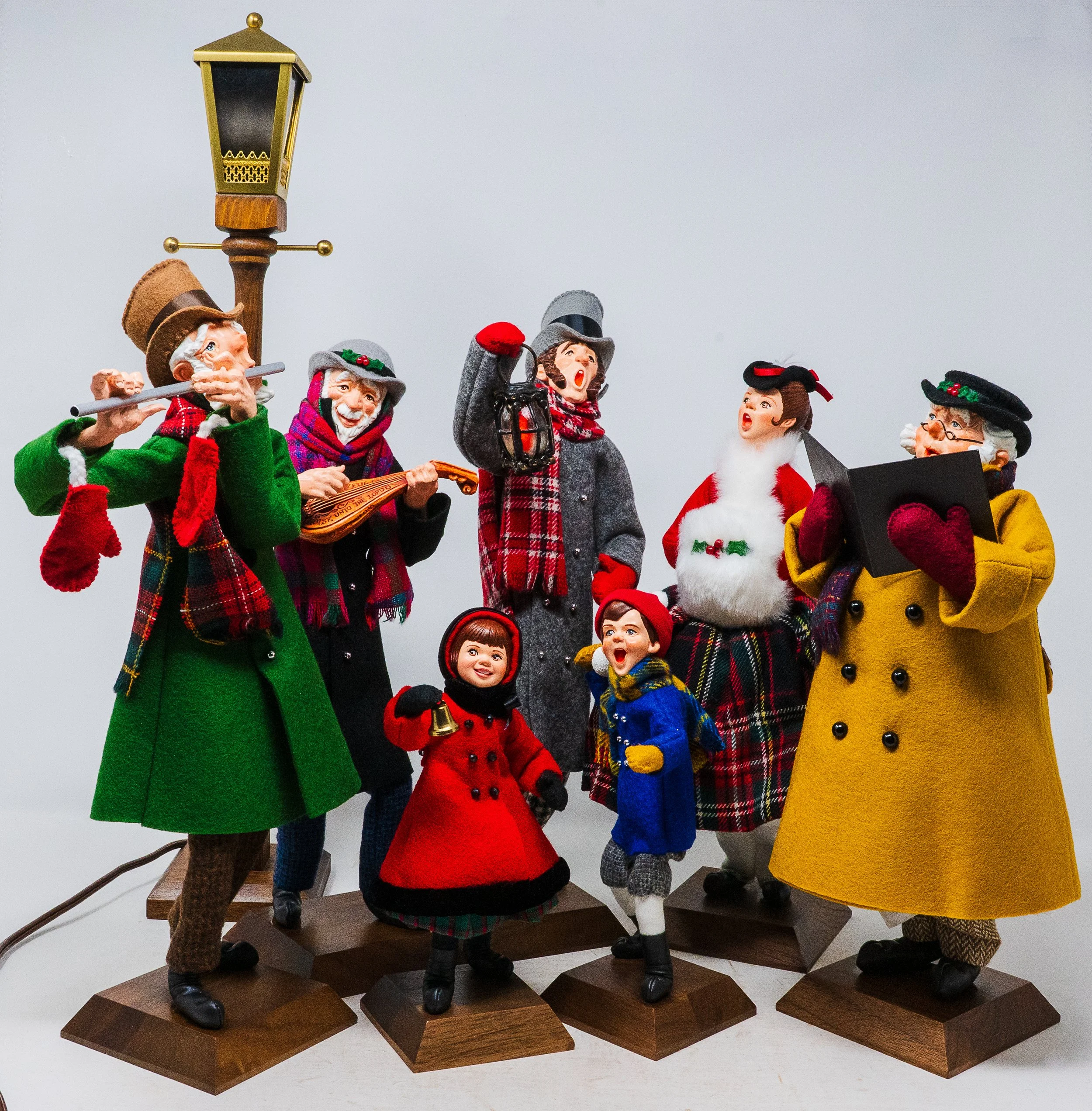 Complete Core 7 Set of Carollers and Lamp Post- New Condition