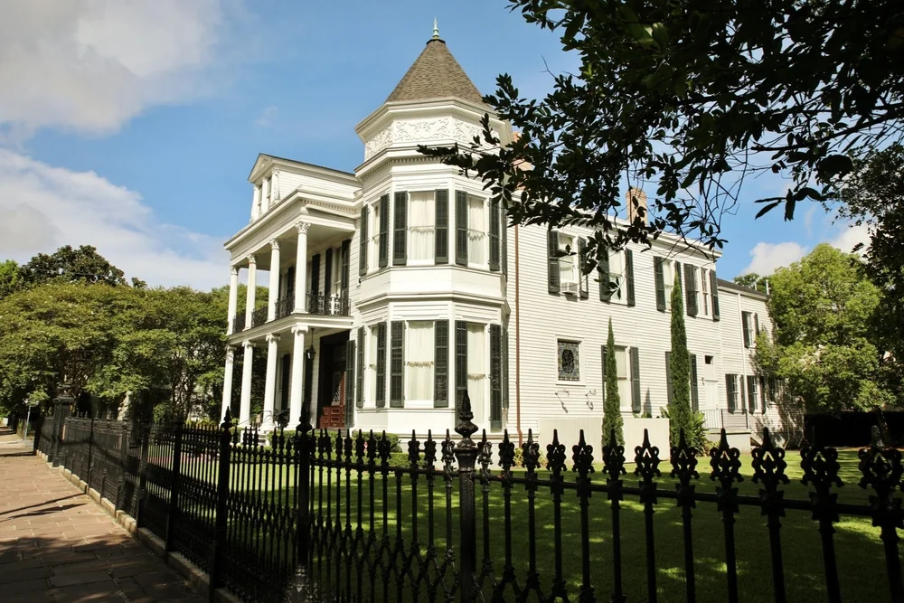 10. Garden District & Cemetery Tours