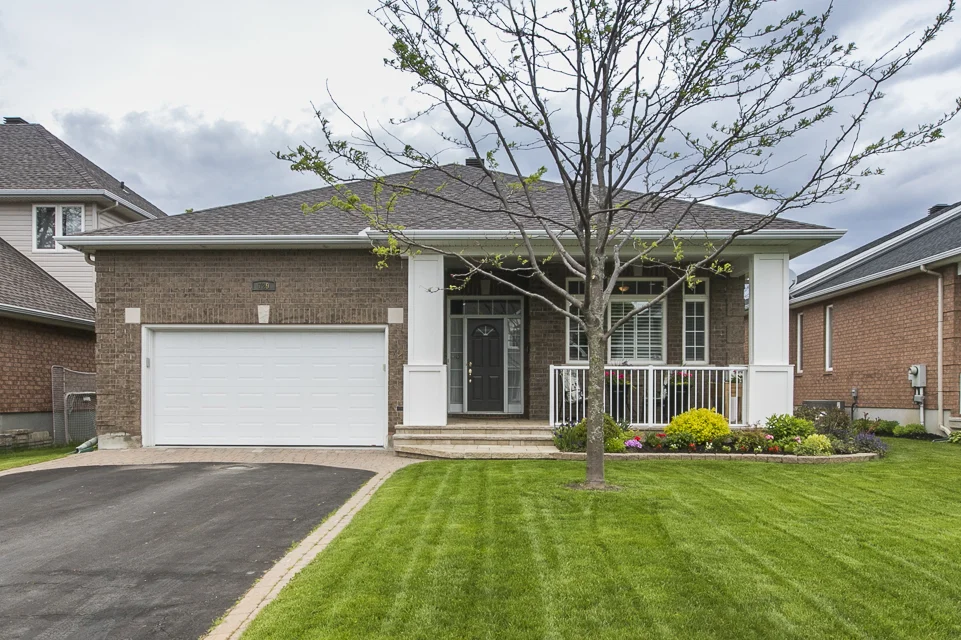 Are you longing for THAT bungalow, with excitement in the design, flair in the concept, meticulously maintained and upgraded, finely landscaped, on a lovely Crescent.….? 729 Rolling River Crescent was custom designed by Urbandale for one of its own …