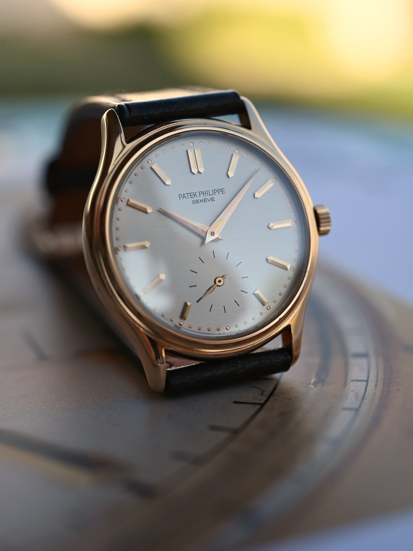 Available:  Patek Philippe Calatrava Ref. 3923R Rose Gold Full Set.

Produced from 1986 to 1999, the 3923 epitomizes why the neo-vintage era is so great, with a design and aesthetic that perfectly complements and continues the original Patek Calatrav