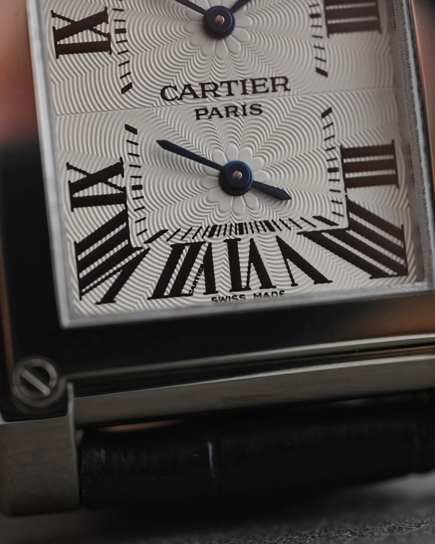 Now Available: Cartier CPCP Tank &Agrave; Vis Dual Time in white gold Ref 2552 / W1534351

Quite possibly one of the most interesting references to come out of the CPCP collection, the Tank &Agrave; Vis plays hommage to the Tank &Eacute;tanche, using