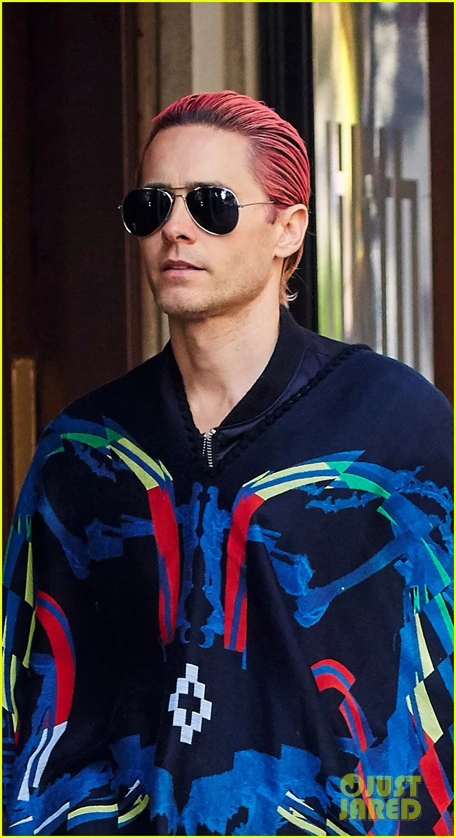 jared-leto-rocks-poncho-and-pink-hair-02.jpg