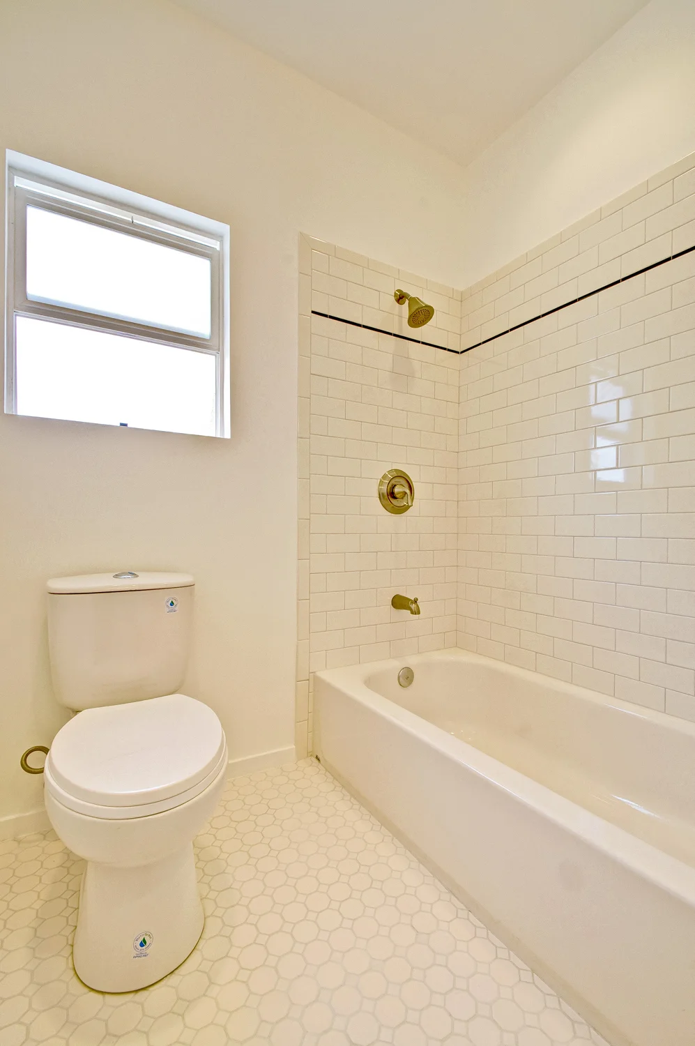 bathroom-p375393_web.jpg