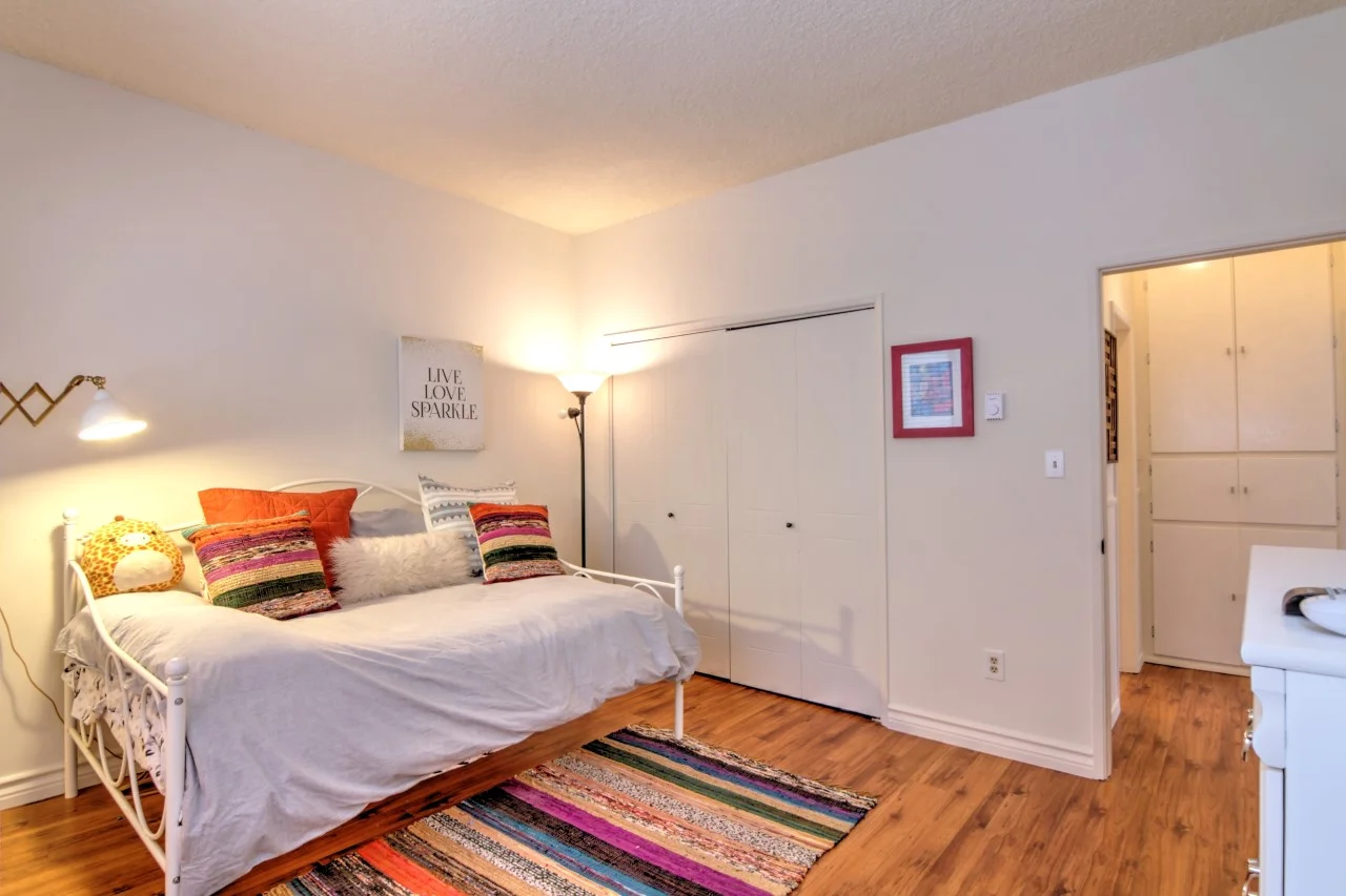 BedroomRight2IMG_1535_36_37_38_39_40_41_Optimizer.jpg