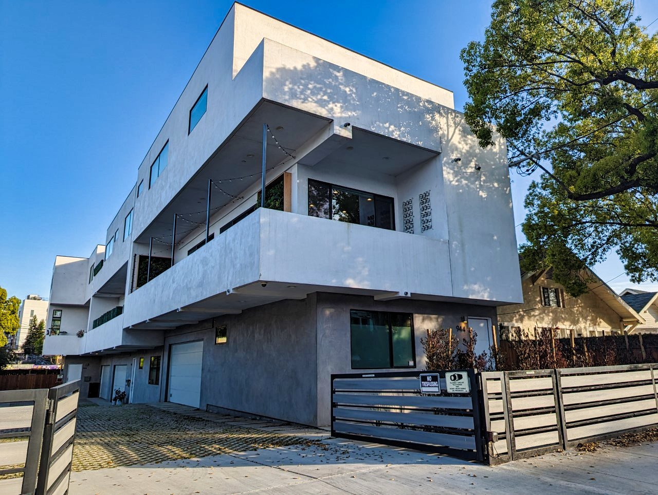 Silver Lake - Small Lot City Home With Designer Upgrades