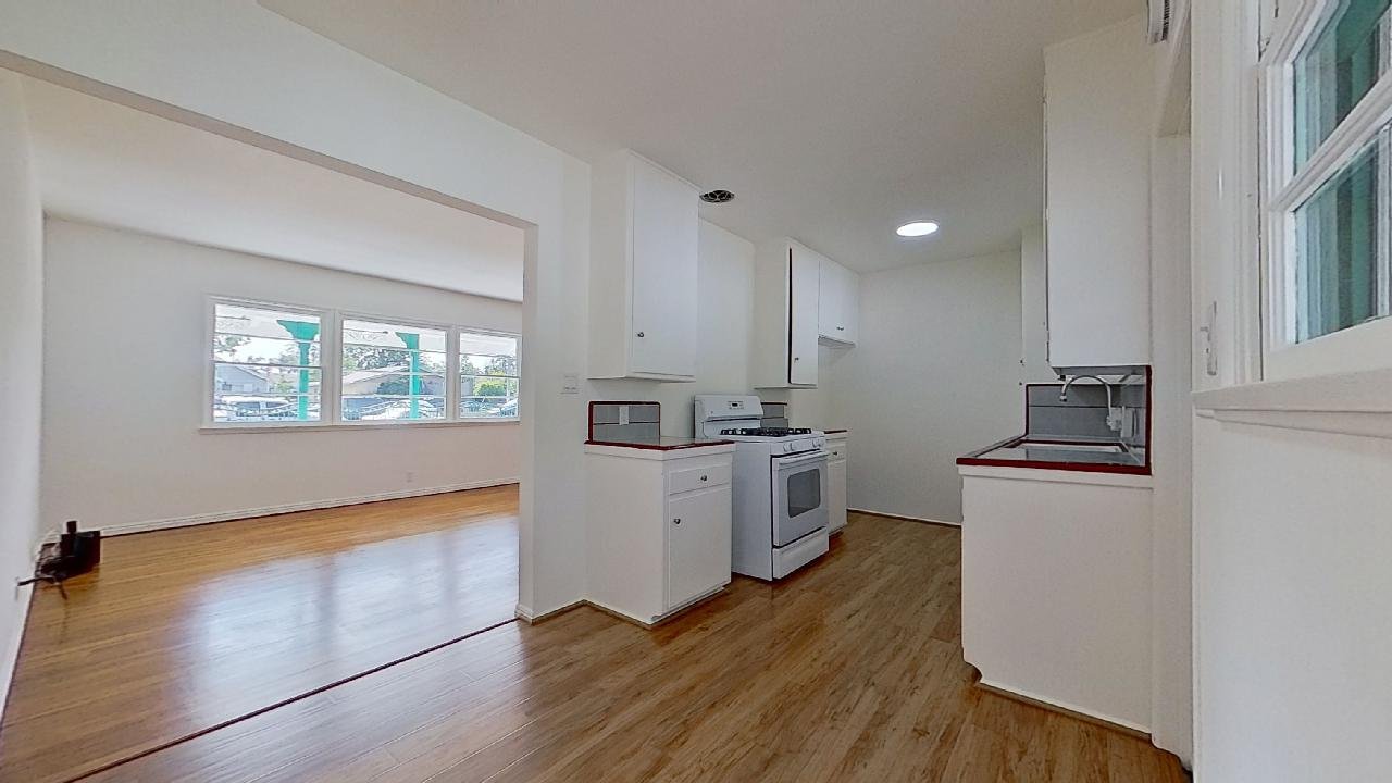 10-Kitchen1233-S-Vine-Ave-05232023_210922.jpg
