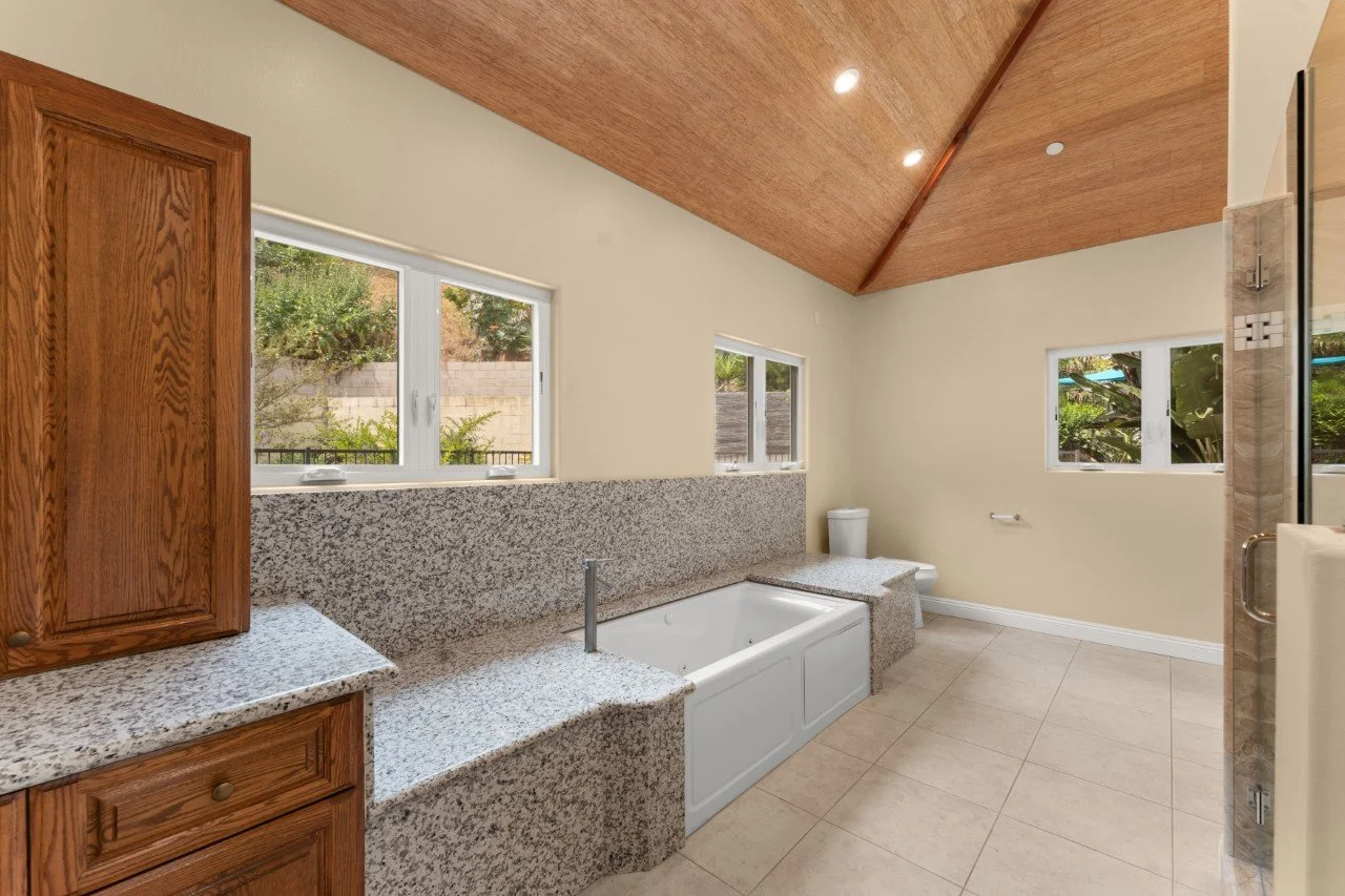 23-BAPR-DSC02700 (Custom).jpg