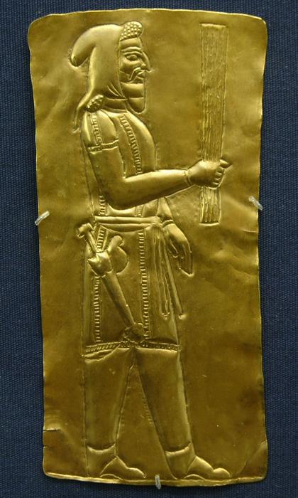 A depiction in gold of a Persian magus.
