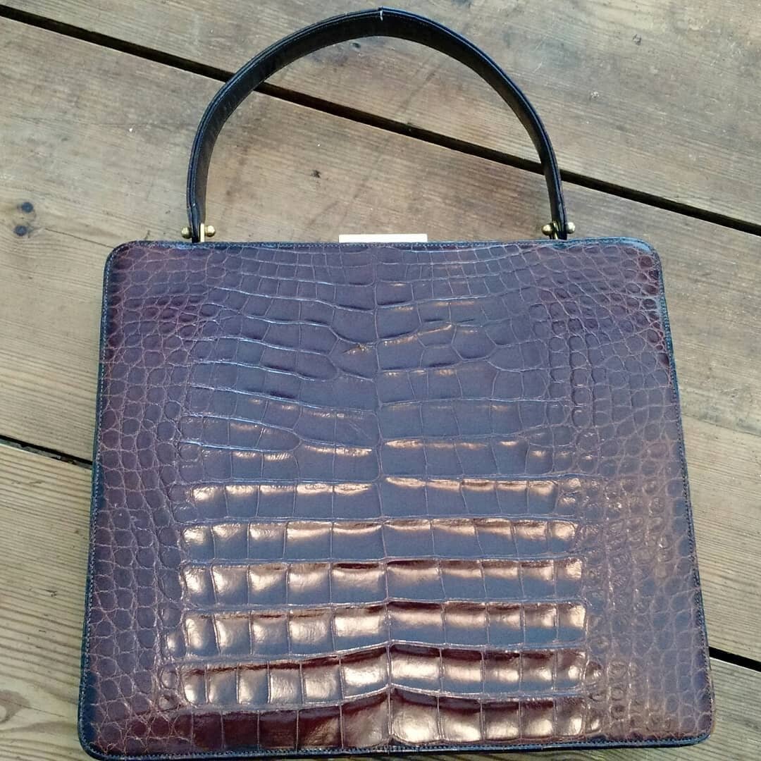 Attention, vintage lovers!  Gorgeous 1950s Bienen Davis alligator bag NEW WITH TAGS.  Small split on the handle due to age, see last pic.  On eBay now or DM us ASAP $295. #bienendavis #alligator #alligatorpurse #alligatorbag #crocodile #crocodilepurs