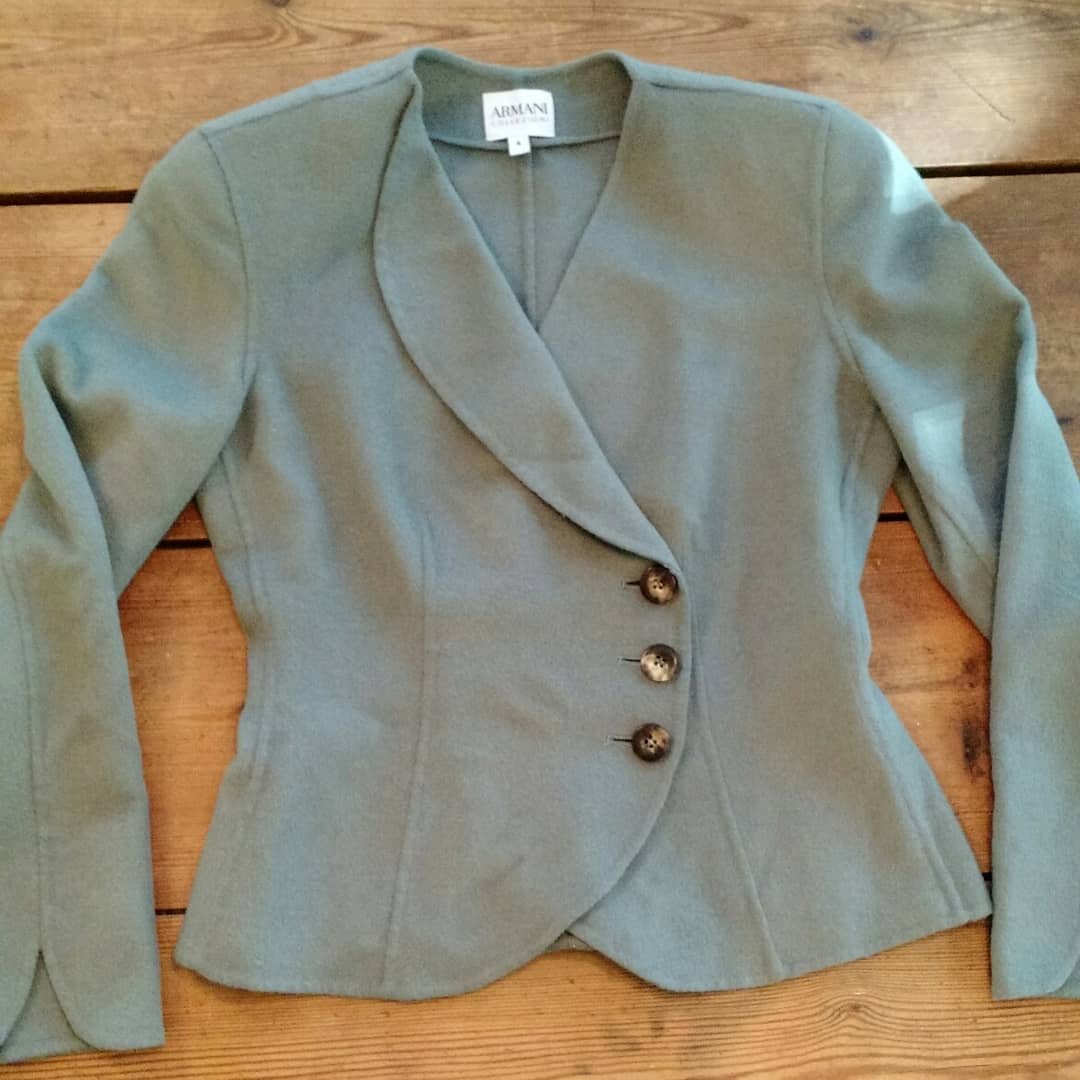 Time.to start thinking about fall!  100% cashmere Armani Collezioni jacket, sz 6 or EU 42, gently pre-loved.  Bid on eBay or buy it now $295 (retail new $2000+). #fashion #love #ootd #armani #armanicollezioni #cashmere #fall #fallfashion #classic #ar