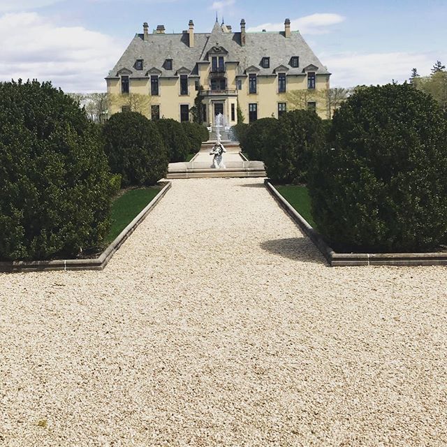Happy Monday Everyone!! Cheers to the Spring time and a magical time !! Thank you @ohekacastle for hosting @sentobenewines for a delightful weekend! 🥂