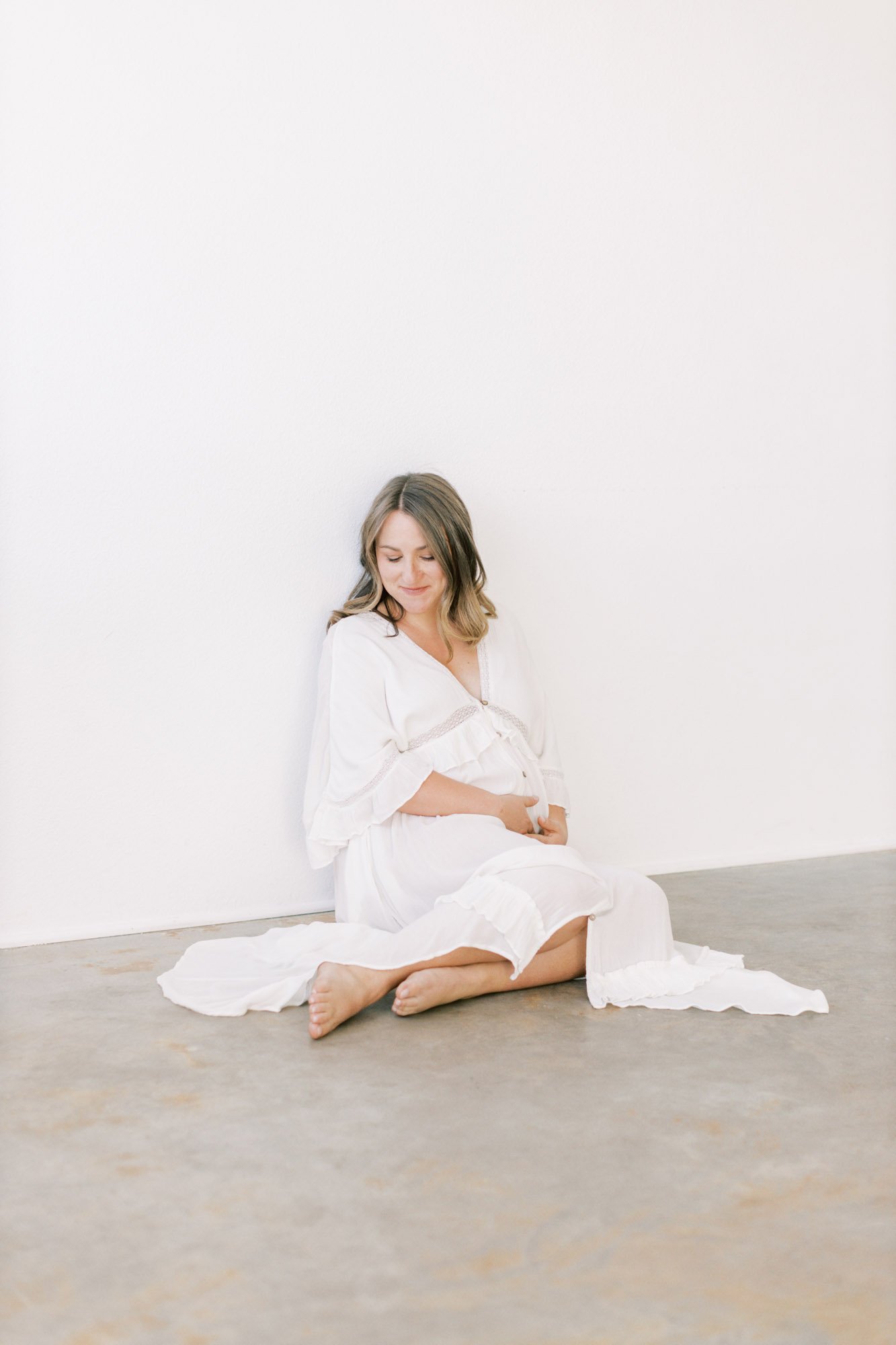 maternity-portrait-on-studio-floor.jpg