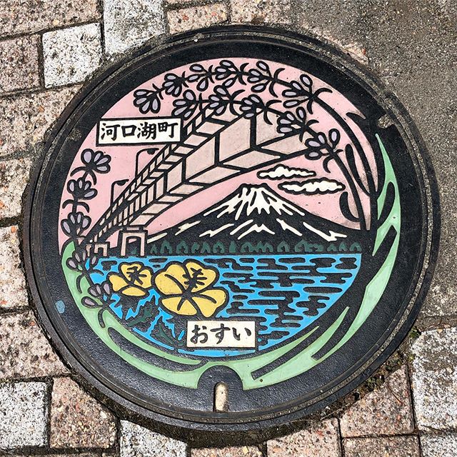 Even the ground underneath our feet is beautiful in Fuji, Japan 🗻🌸#kawaguchiko .
.
.
.
#japan #fujikawaguchiko #mountfuji #manhole #manholecover #draincover #fuji #kawaguchikolake #solotravel #blacktravel #womentravel #solofemaletraveler #petiteand