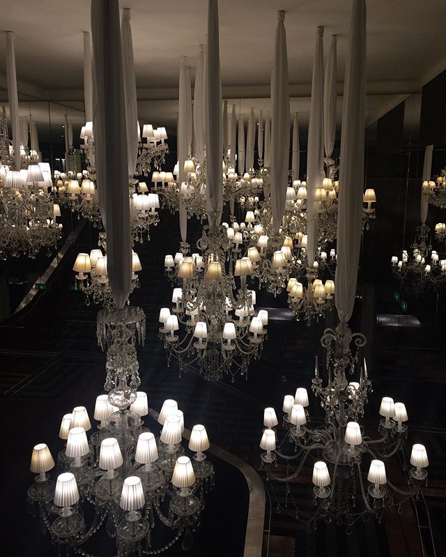 The great chandeliers of Le Royal Monceau in Paris. I&rsquo;ll see you again #paris #leroyalmonceau .
.
.
.
.
.
#luxuryhotels #parishotels #raffleshotel #womentravel #petiteandsolo #wayfarer #wanderer #travelsnob #fivestarhotels #luxuryworldtraveler 