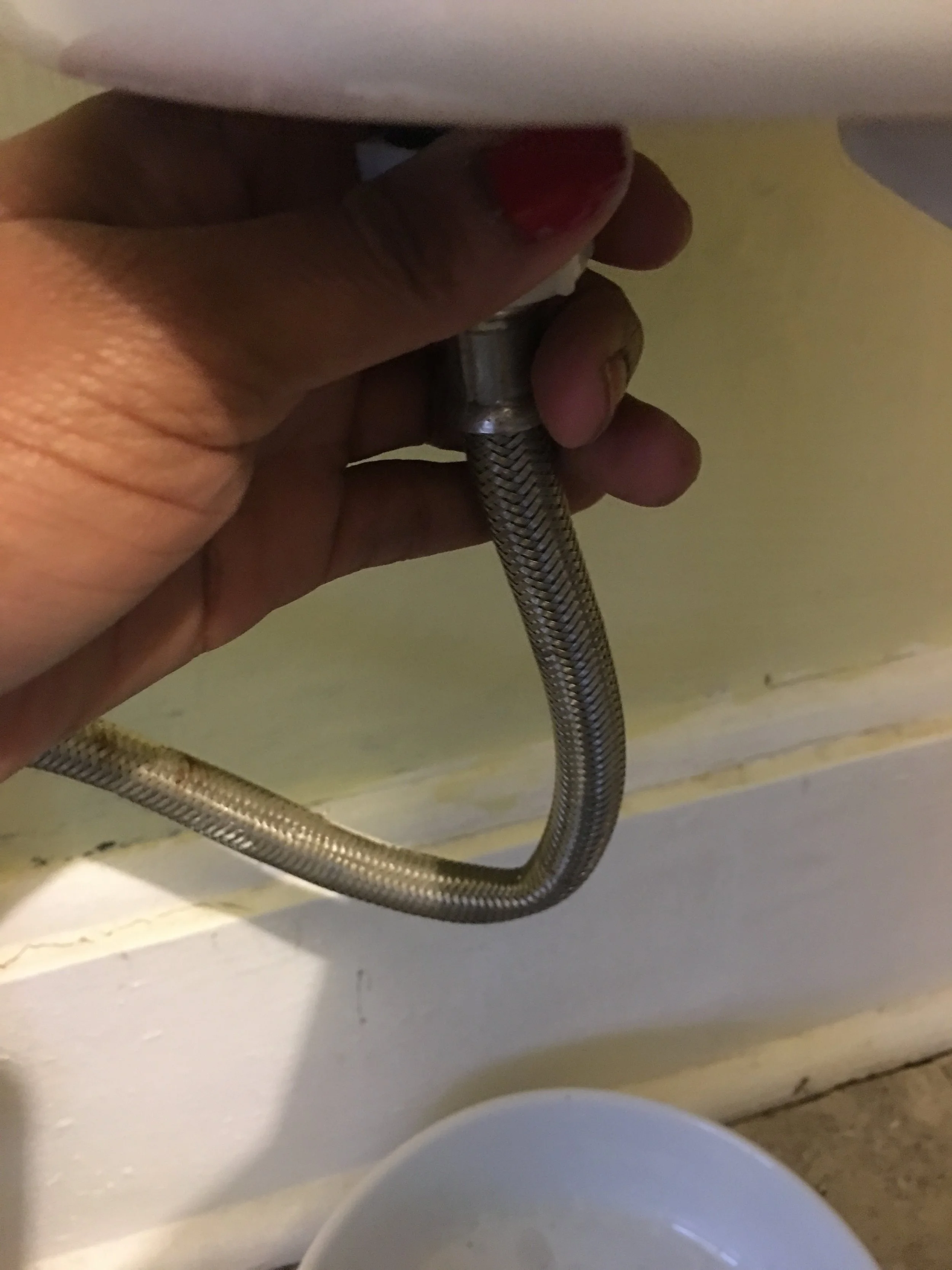 Very Important : Remember to hand-tighten the Supply Coupling Nut to avoid damage to the supply line and flooding, etc.