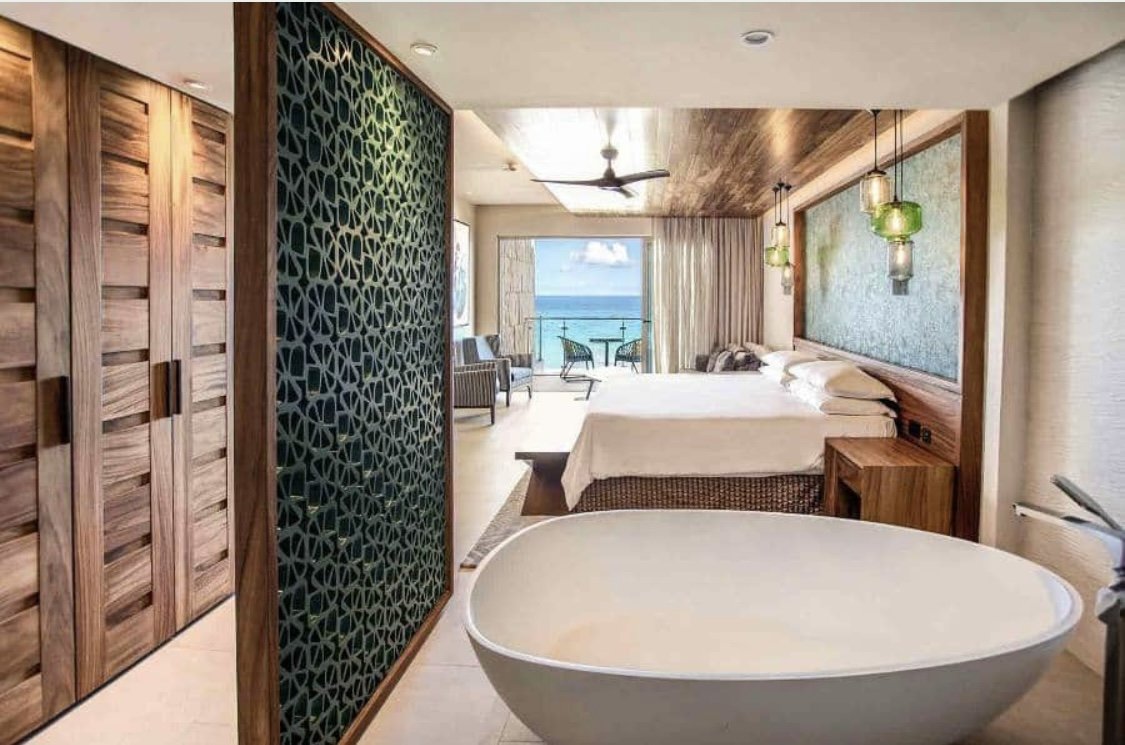 Oceanfront Suite - King with Bathtub