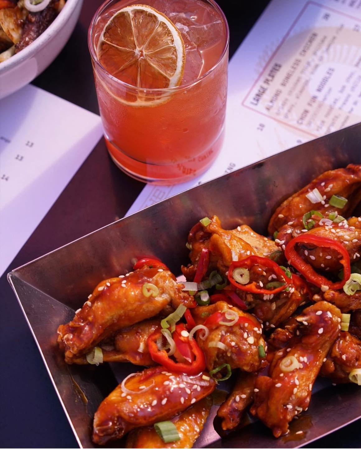 🔥Crispy chicken wings, tossed in honey sesame sauce with pickled chilies and scallions, are calling your name!

#ThePeterboro #Detroit #Cheers