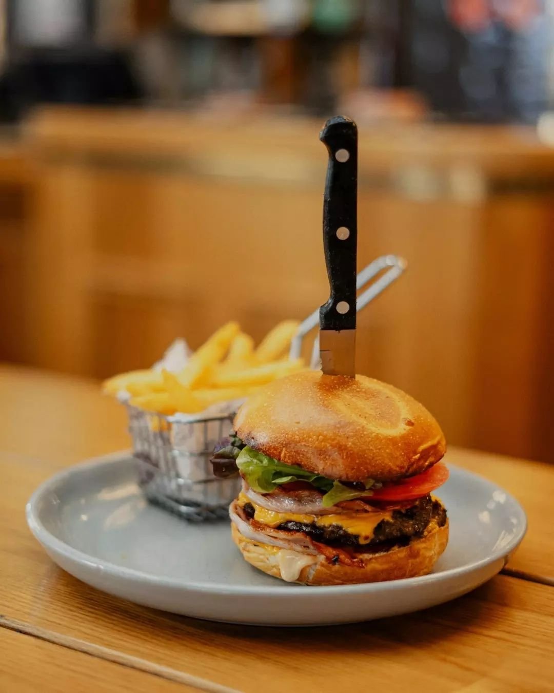 Head down to the Rose this week for our new lunch specials 🍔

Bring the whole family for our express lunch on weekdays! Indulge in the Black Angus Burger, for just $20 between 11am - 2pm.

For table bookings follow the link in our bio.