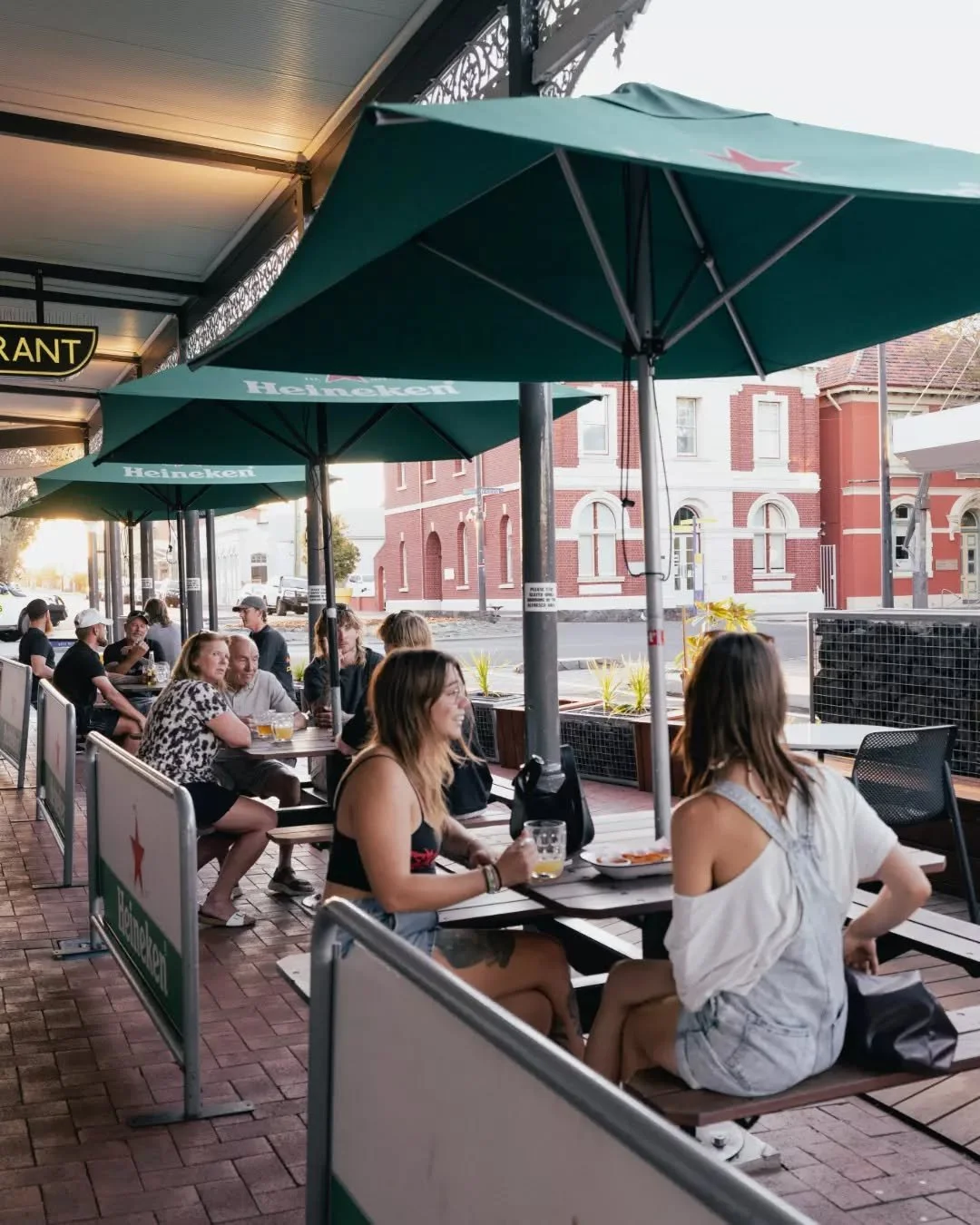 Alfresco season looks pretty good from the Rose! Grab a table, order a cold one and settle in 🍻