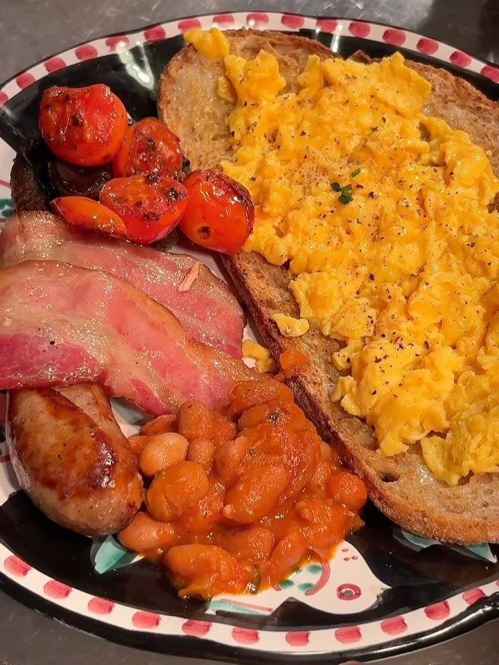 A moment for the Canada Water Full English 😍🍳

Streaky bacon and sausages from Bell &amp; Sons Butchers, mushrooms, cherry tomatoes, Mediterranean baked beans, scrambled or poached St Ewe eggs &amp; toasted brown sourdough. 

The perfect way to sta
