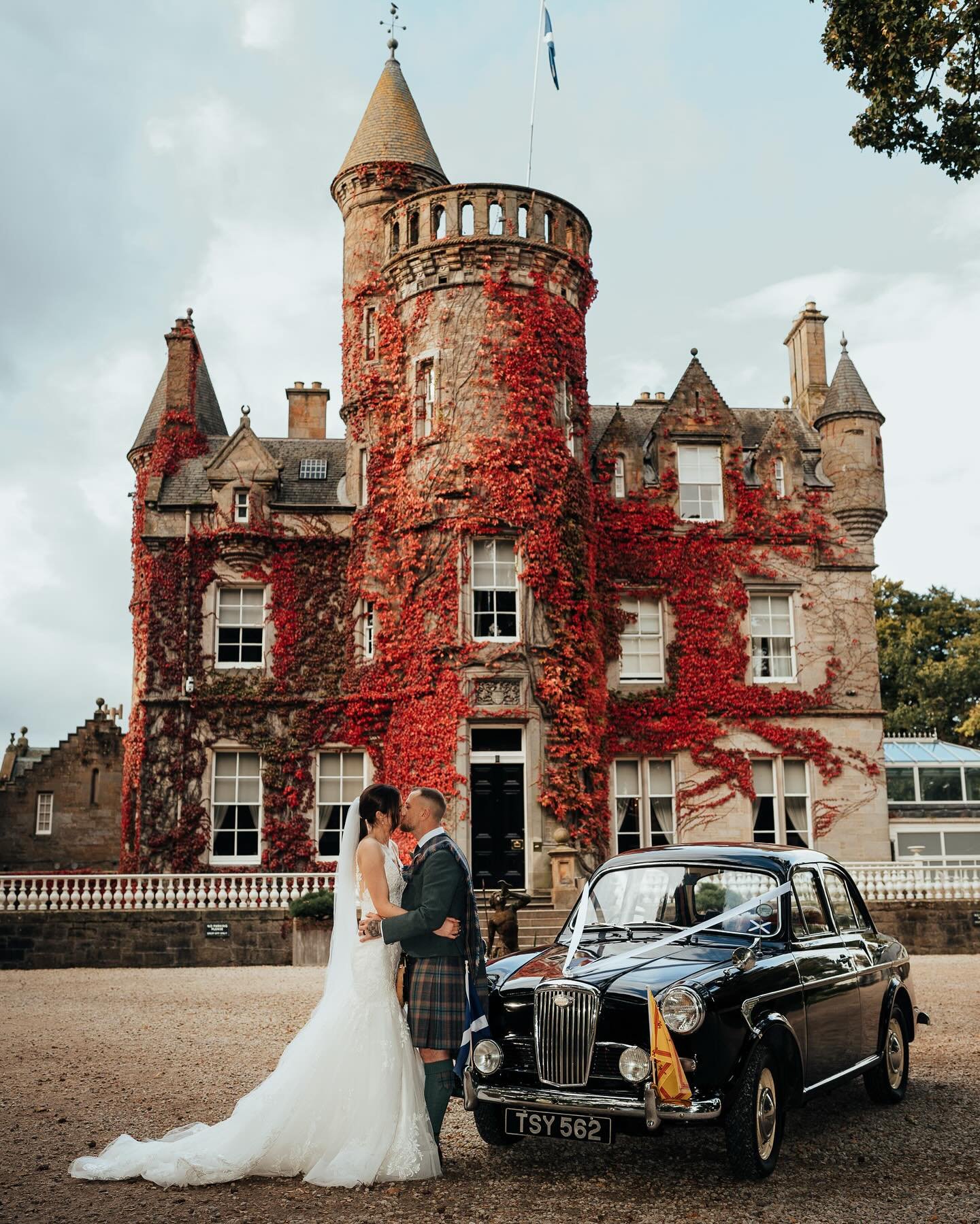 How honoured I was to be asked to shoot Ailsa &amp; Garry&rsquo;s wedding at Carlowrie Castle. Ailsa is the Hospitality Manager at Carlowrie and who&rsquo;s become a good friend over the years I&rsquo;ve shot there. I&rsquo;m sure there are countless