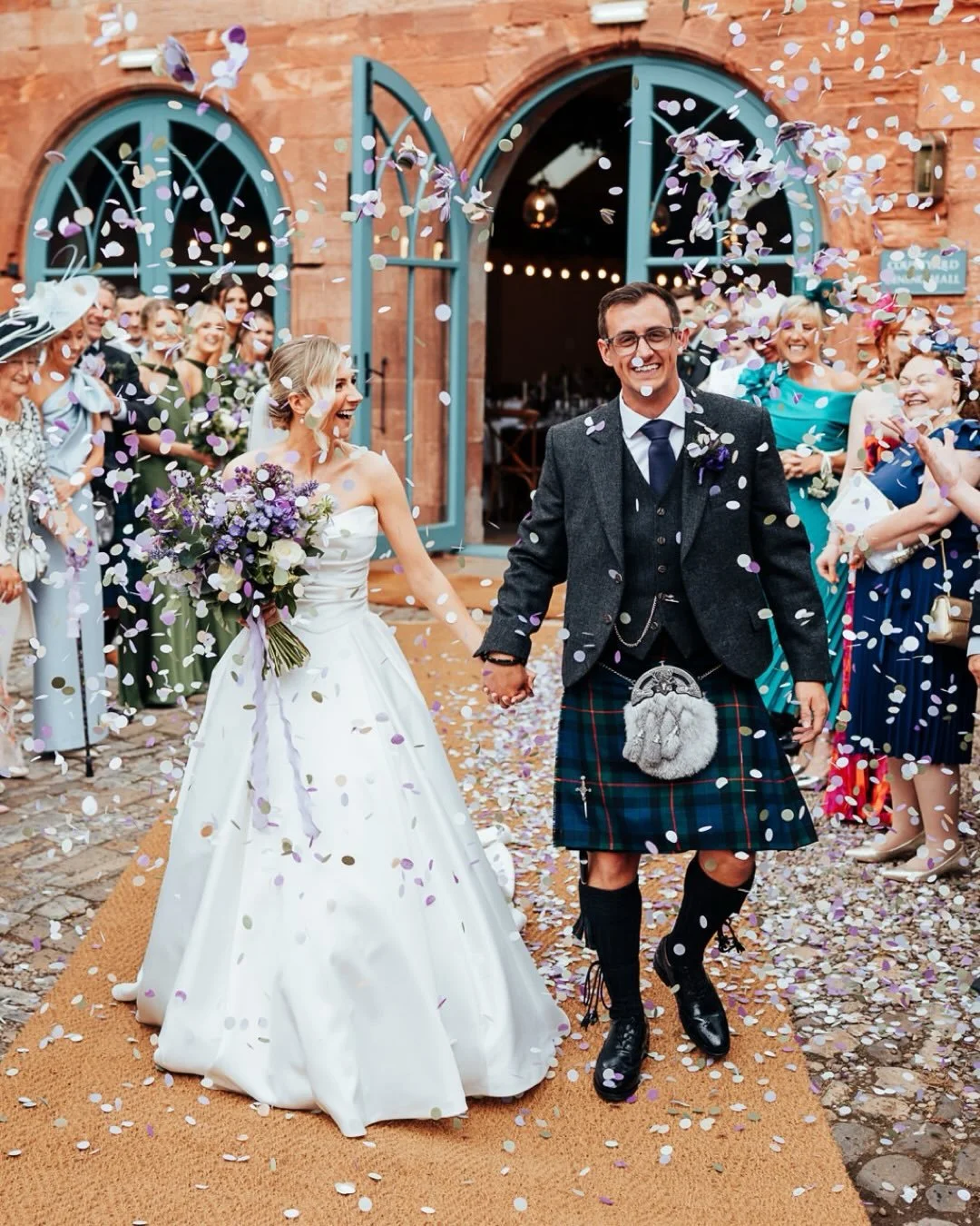 &ldquo;Let&rsquo;s get this party started!&rdquo; 🥂✨
And wow, did they ever! Saturday was an absolute dream celebrating the new Mr. &amp; Mrs. McKean at the stunning Broxmouth Courtyard. From a beautiful hand-fasting ceremony to a surprise sax playe