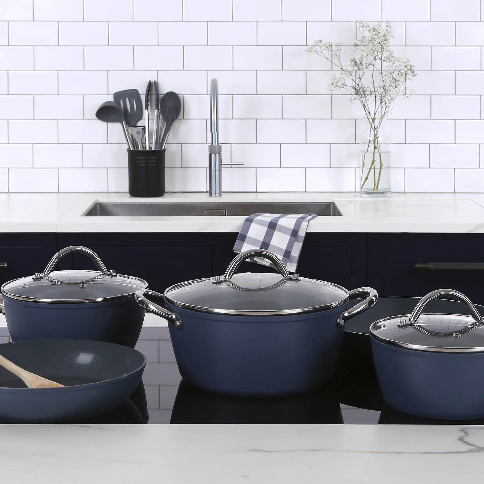 Lifestyle_Video_Pots_Blue_1.jpg