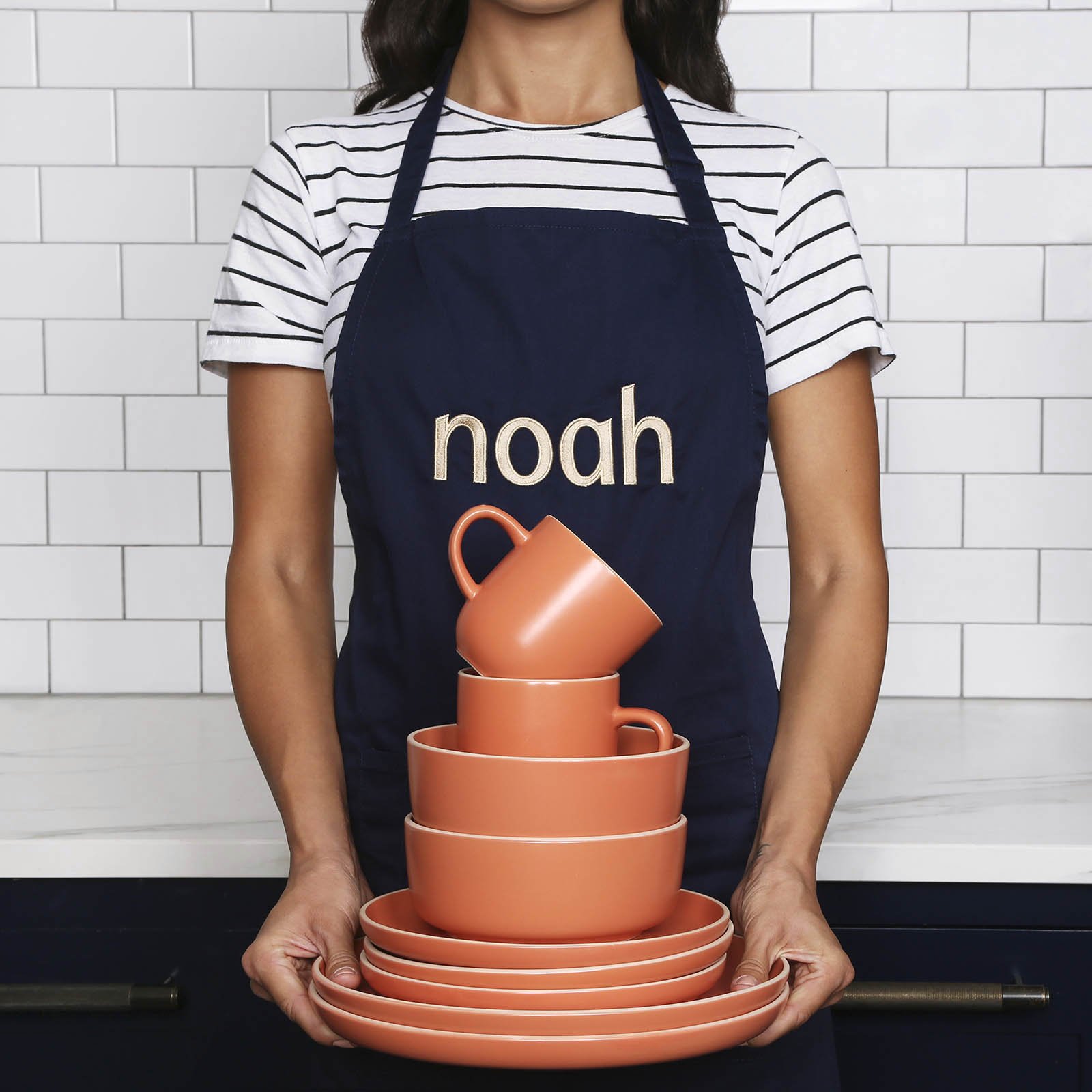Lifestyle_Video_Noah_Apron_Salmon.jpg
