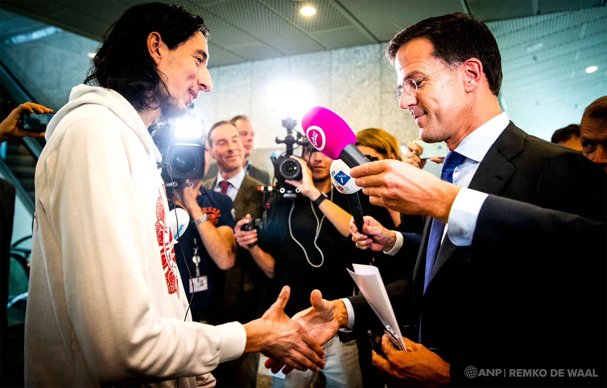 ''Tuigvlogger'' Ismail Ilgun schudt premier Mark Rutte de hand nadat hij hem had uitgemaakt voor tuig van de richel.
