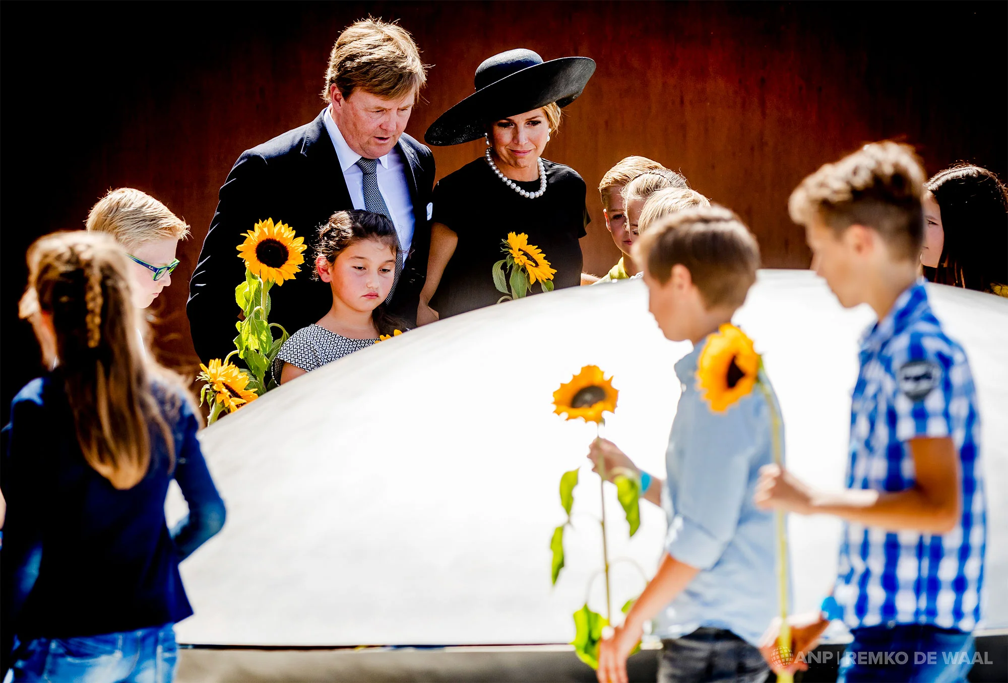 Koning Willem-Alexander en koningin Maxima tijdens de onthulling van het Nationaal Monument MH17.