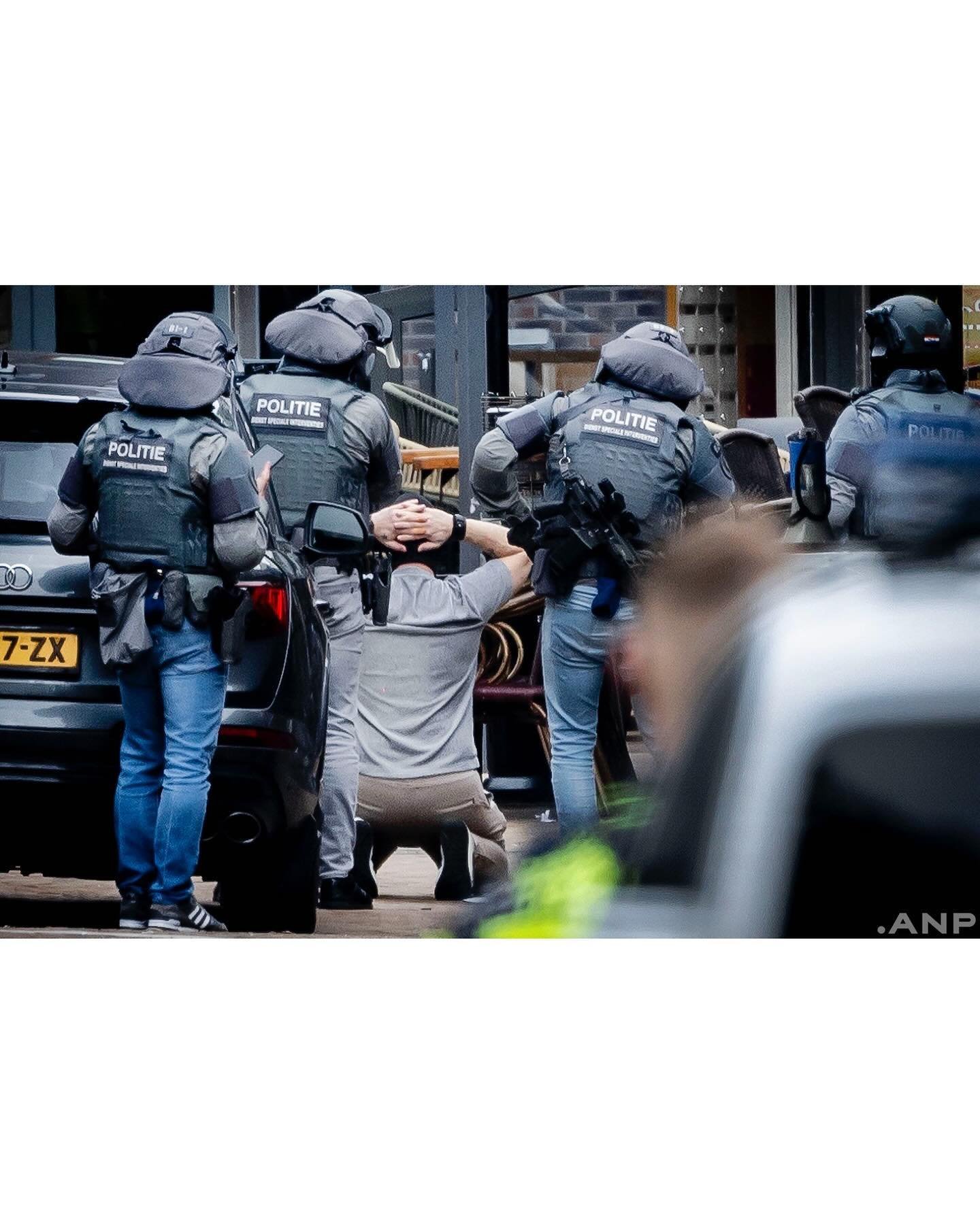 Een gijzelnemer wordt gearresteerd door speciale eenheden van de politie nadat hij urenlang vier mensen in gijzeling hield in caf&eacute; Petticoat in Ede. #anpfoto #atwork #workday #ede #canon #photography #news #anp