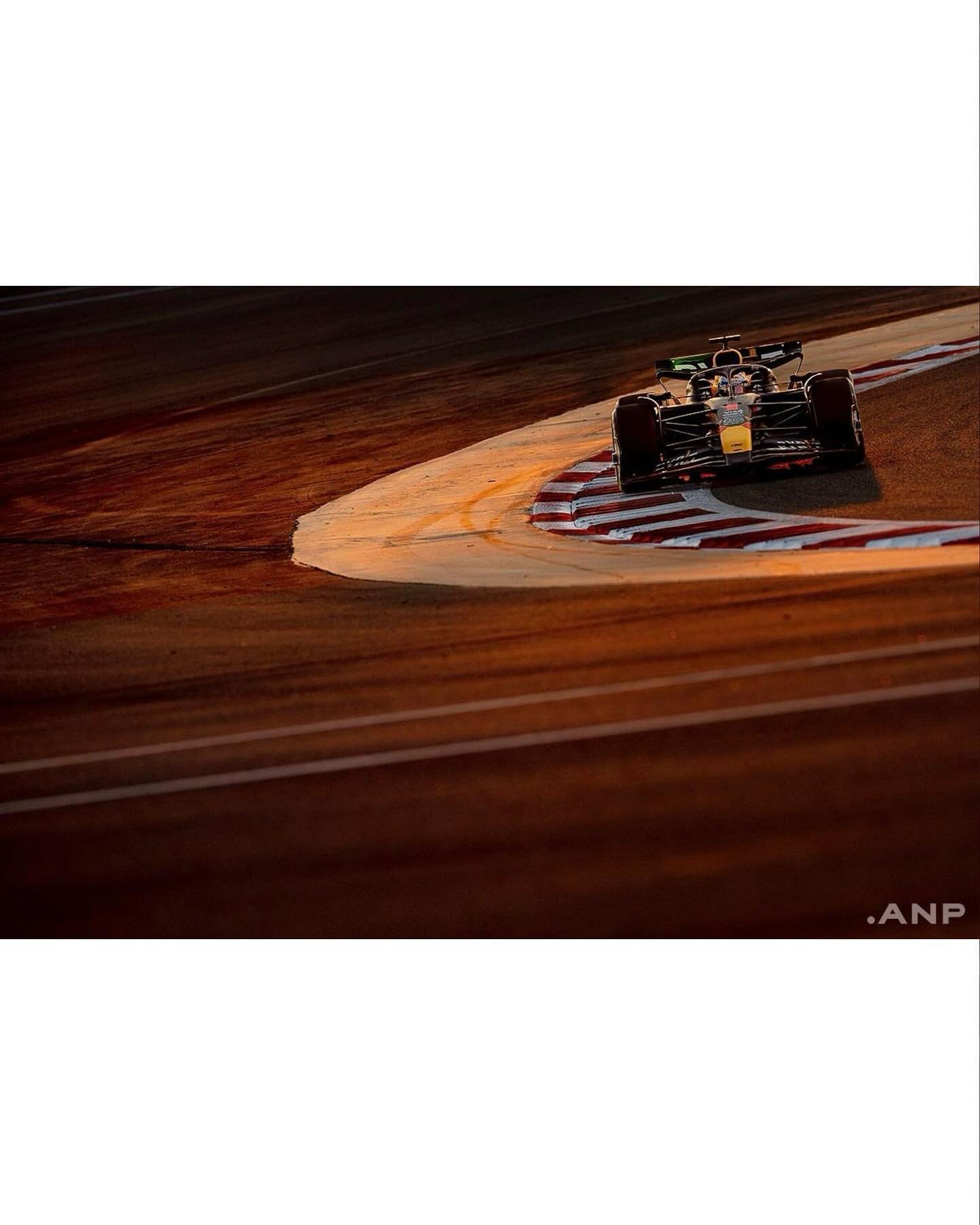 Max Verstappen in actie bij zonsondergang op de eerste dag van de testdagen op het Sakhir circuit in Bahrein. #anpfoto #atwork #maxverstappen #f1 #formule1 #bahrain #canon #workday