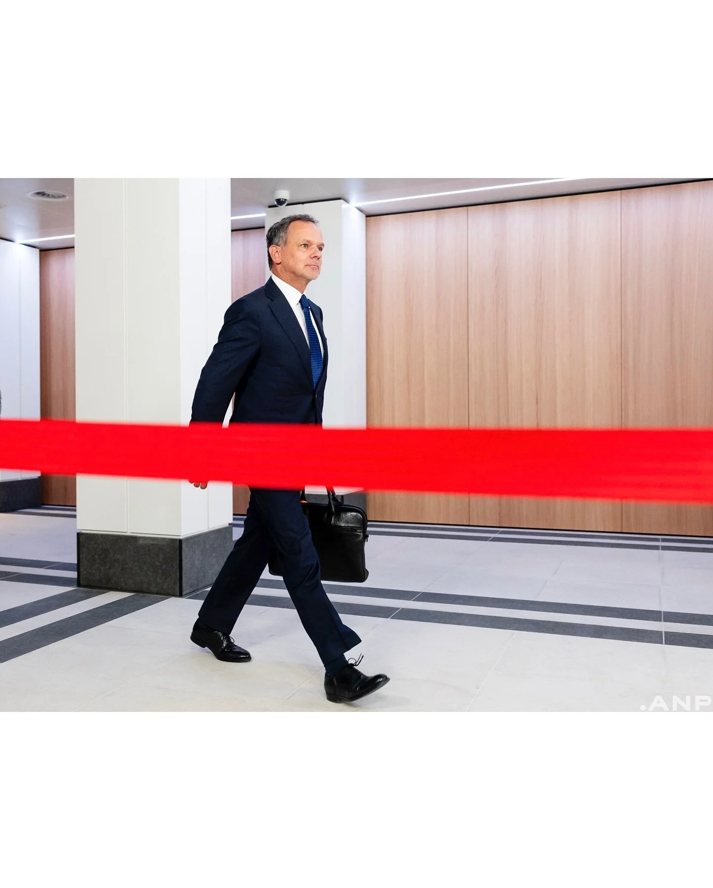 Opnieuw chaos in Den Haag na het plotselinge vertrek van Caspar Veldkamp, minister van Buitenlandse Zaken. Even later volgde ook de overige NSC&rsquo;ers die ook opstapte uit het toch al demissionaire kabinet. @anpfoto.nl #atwork #anp #workday #denha