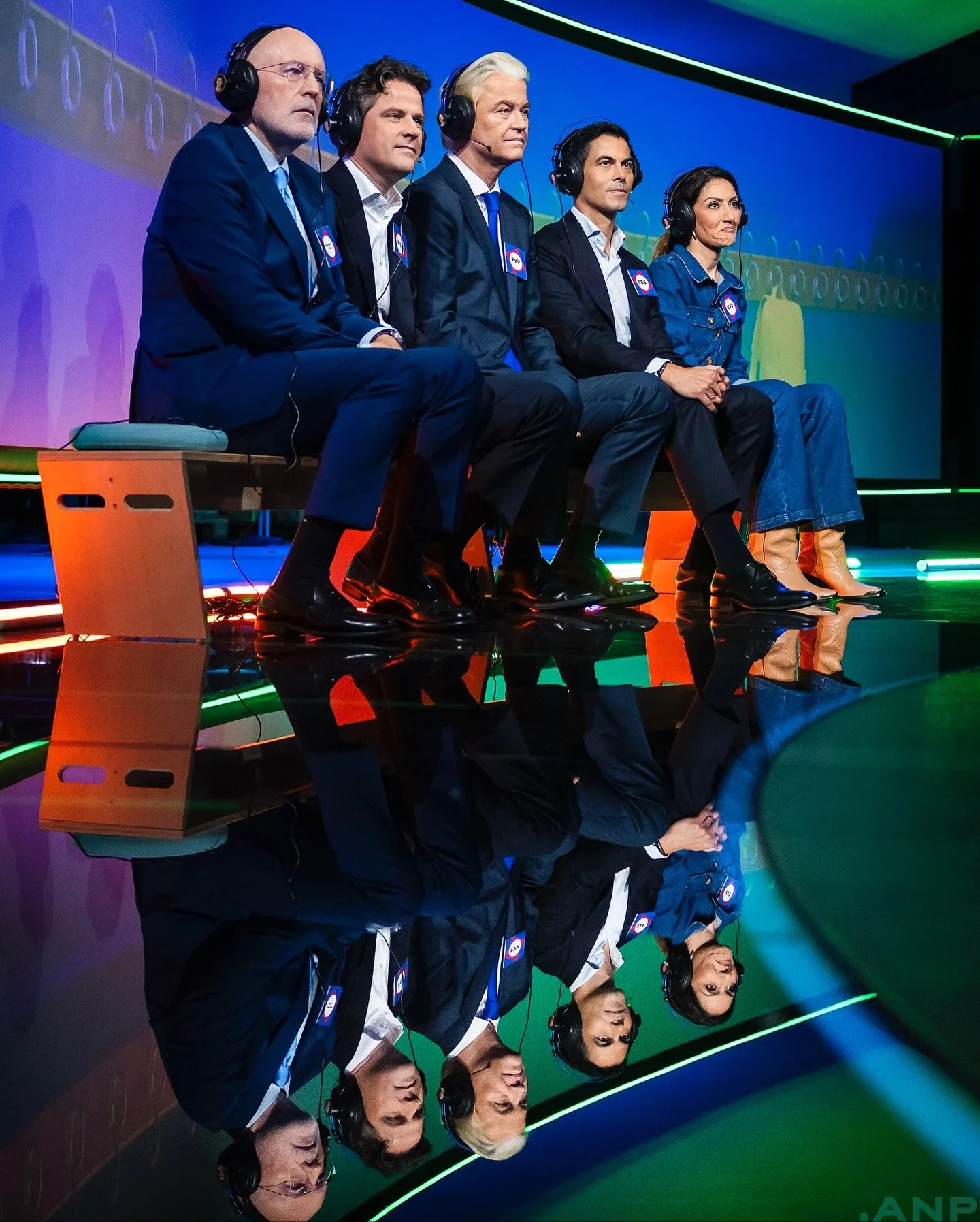 Lijsttrekkers Frans Timmermans, Henri Bontenbal, Geert Wilders, Rob Jetten en Dilan Yesilgoz zitten met elkaar op een schoolbankje tijdens de opnames van het Jeugdjournaaldebat, wat vanavond wordt uitgezonden. #anpfoto #atwork #verkiezingen #timmerma